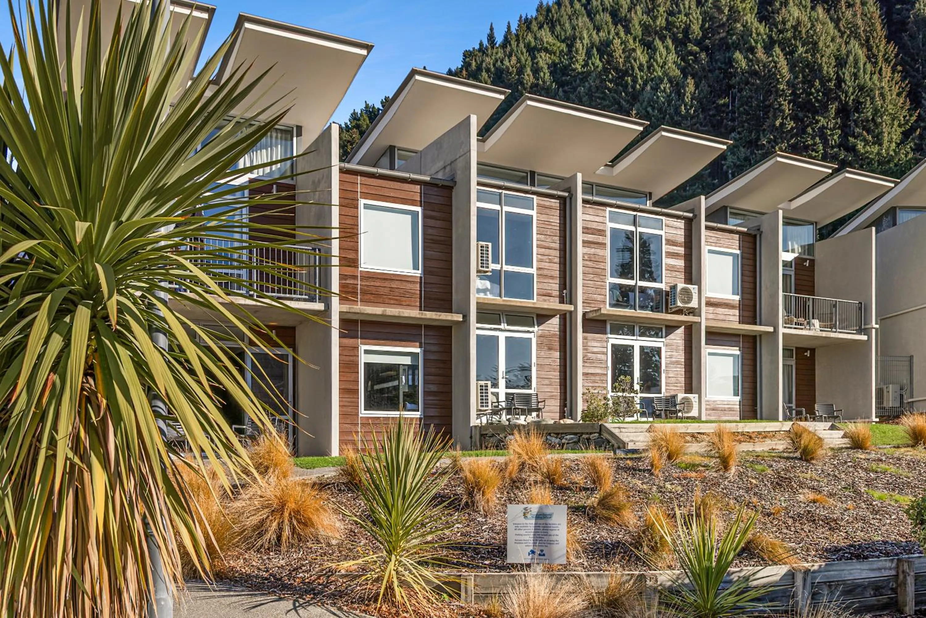 Property building in Hampshire Holiday Parks - Queenstown Lakeview