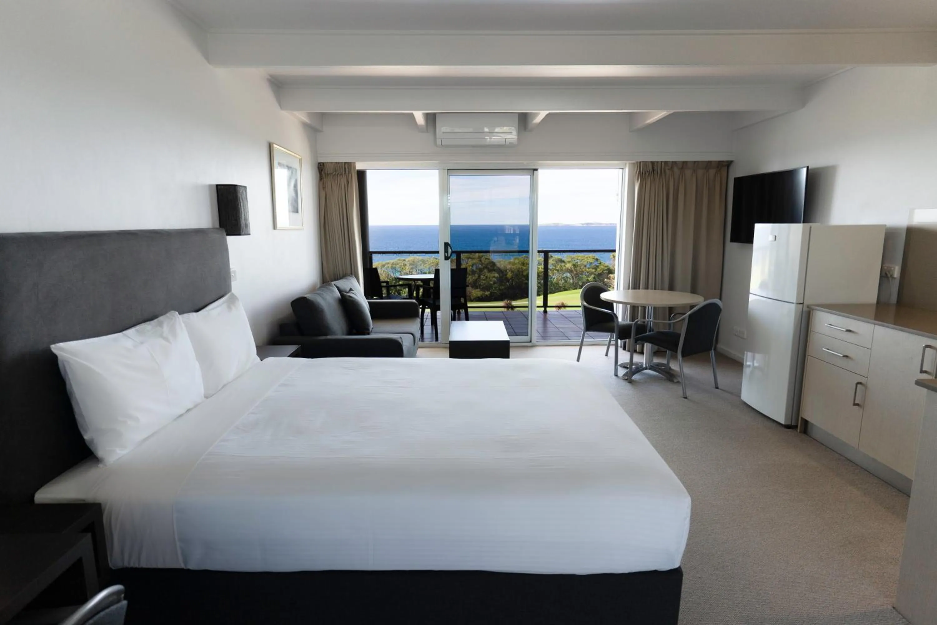 Bed in Amooran Oceanside Apartments and Motel