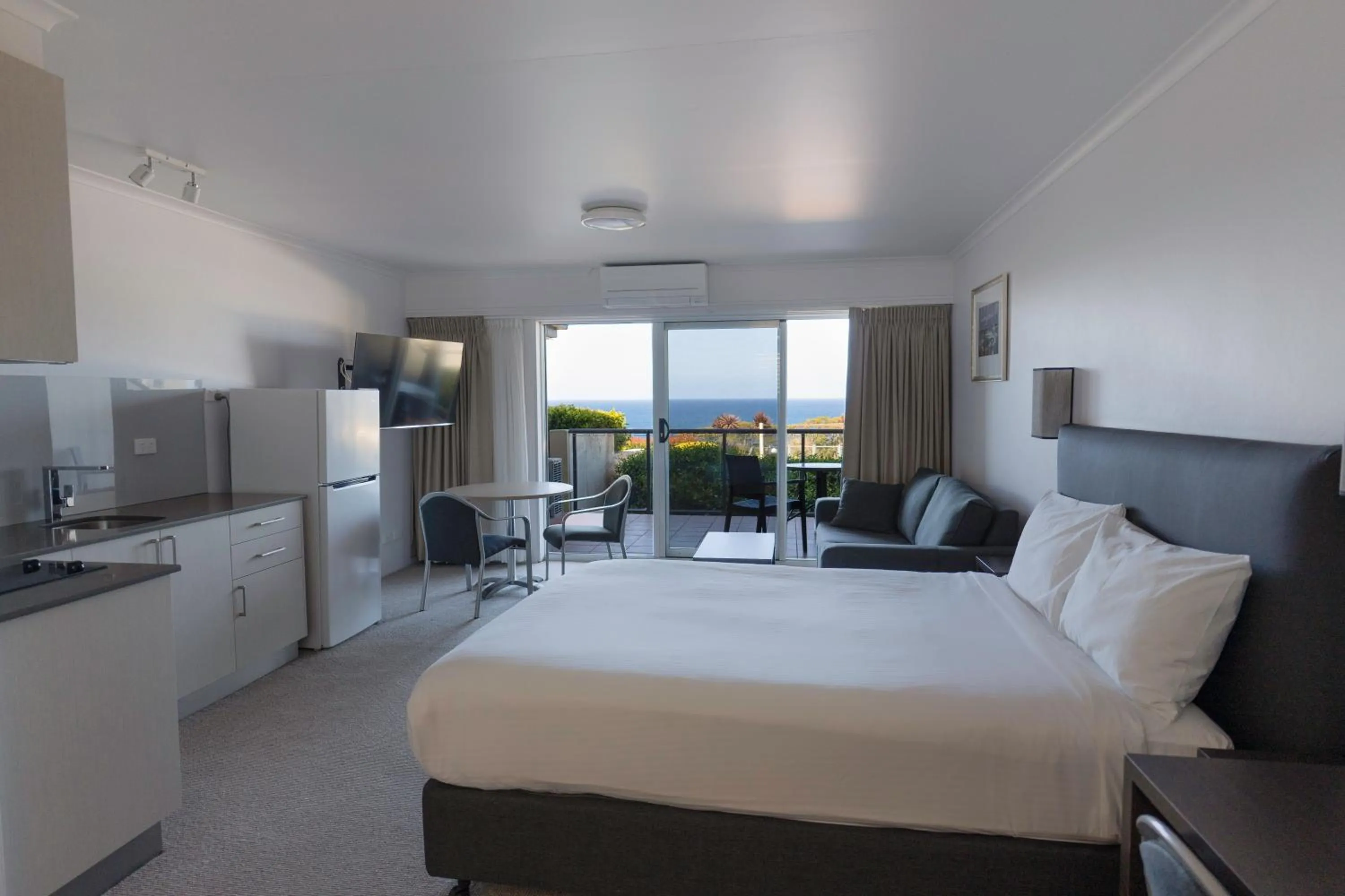 Bed in Amooran Oceanside Apartments and Motel