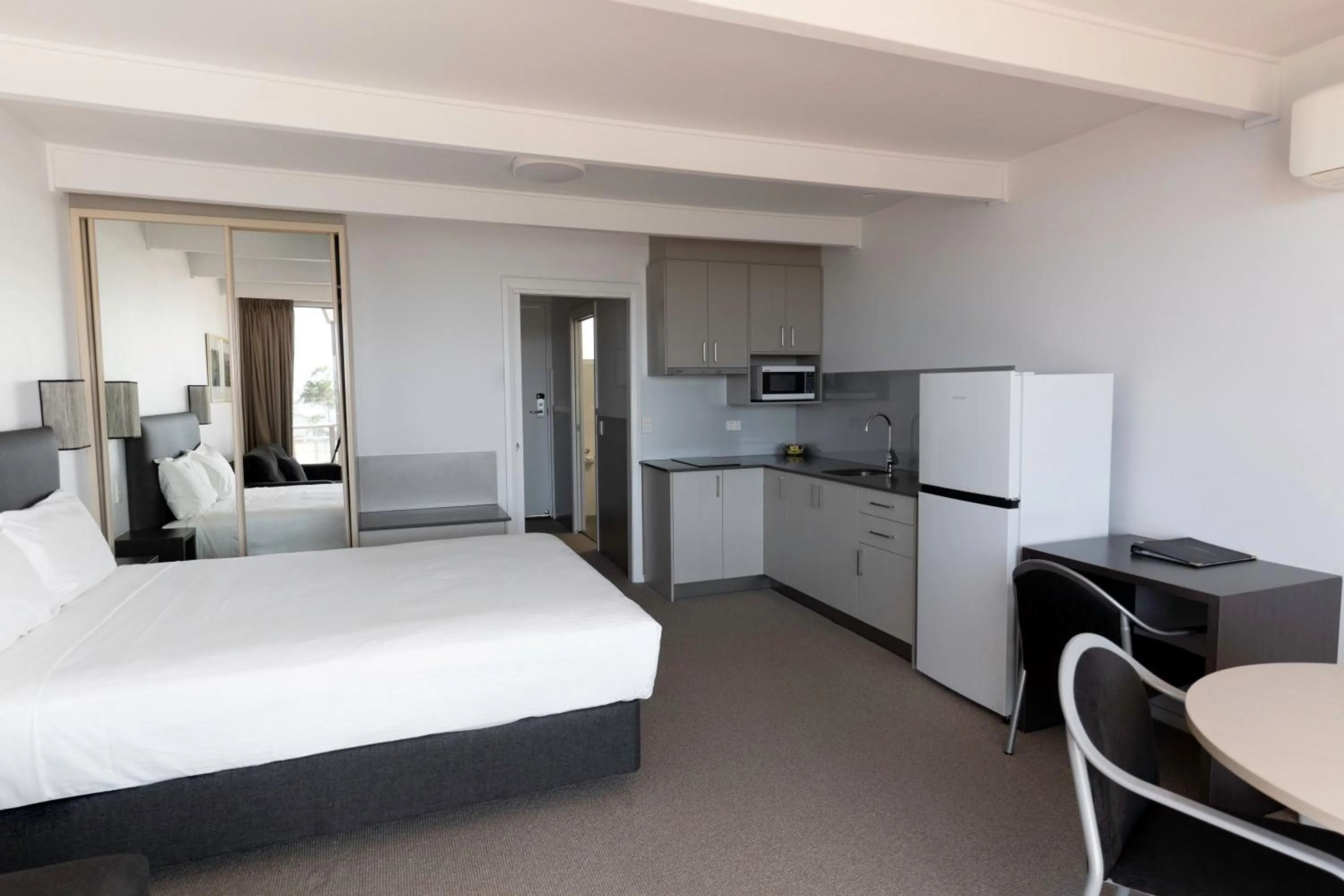 Bed in Amooran Oceanside Apartments and Motel