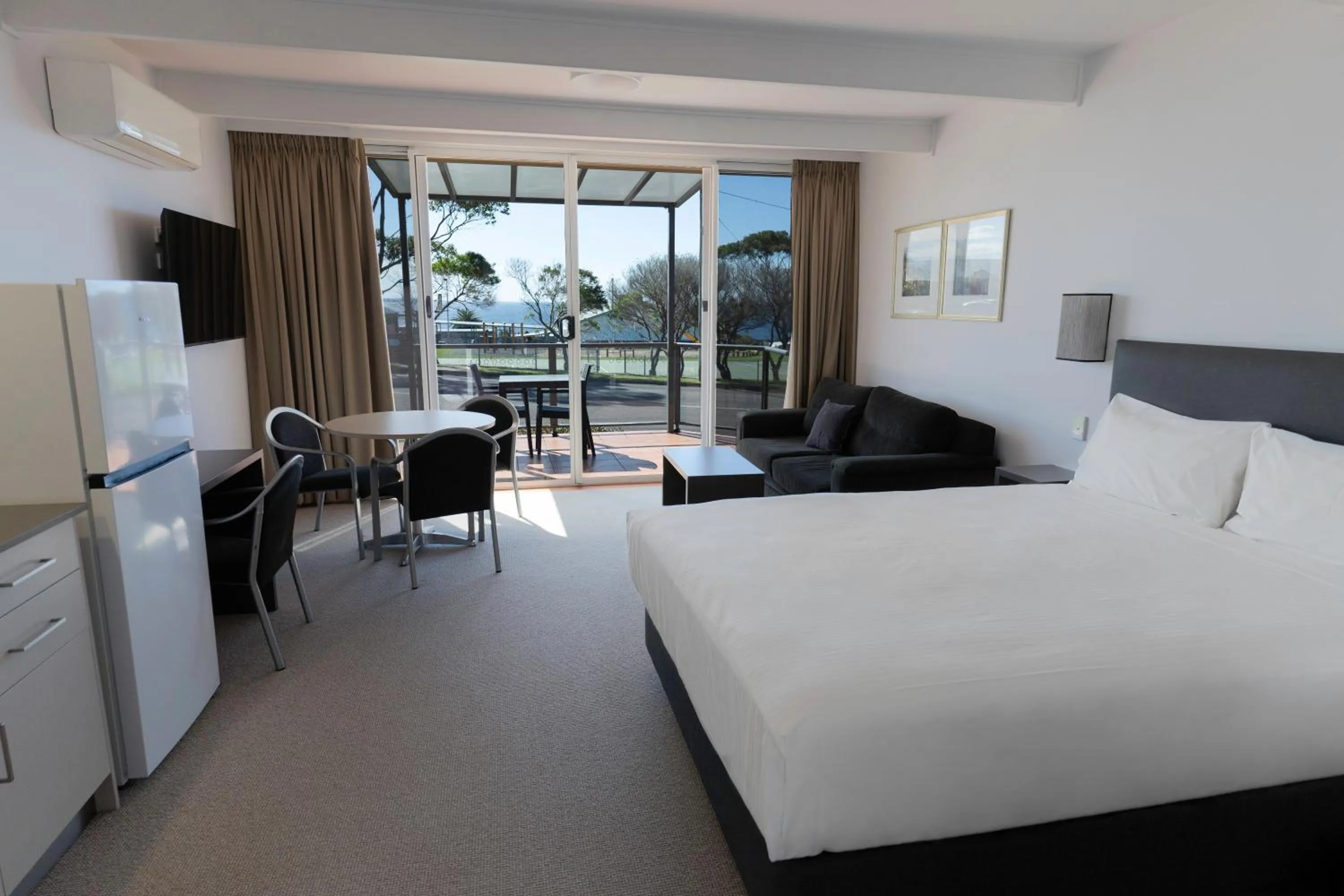 Bed in Amooran Oceanside Apartments and Motel