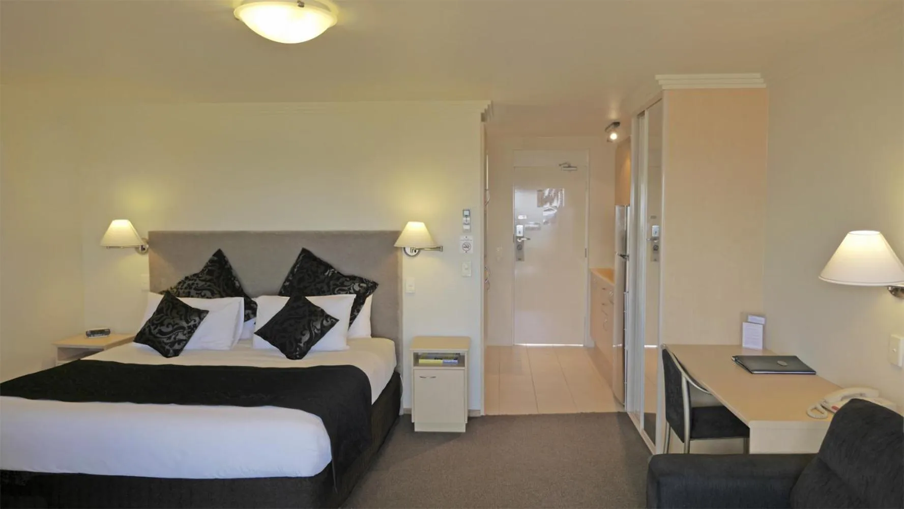 Photo of the whole room, Bed in Amooran Oceanside Apartments and Motel