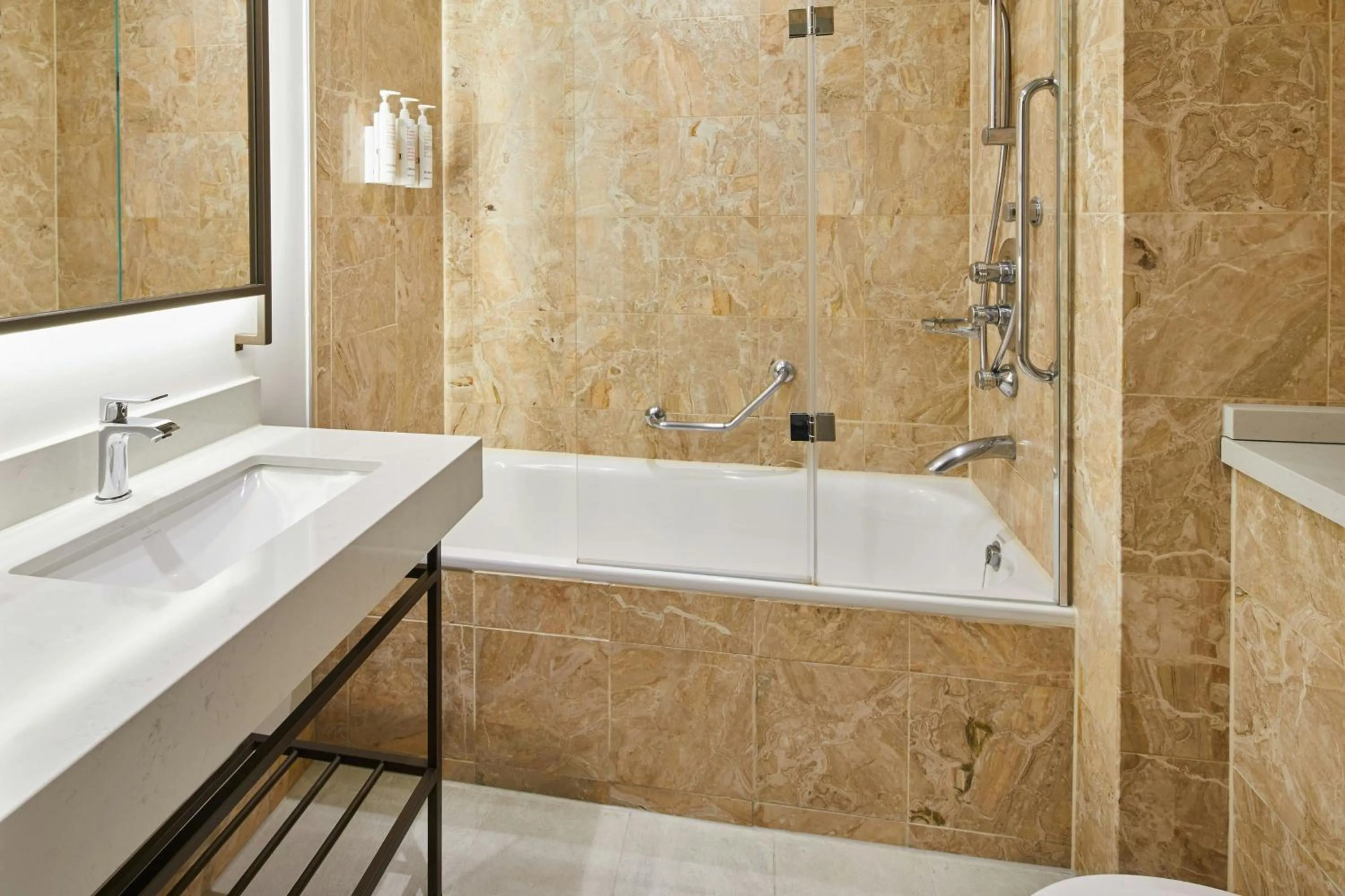 Bathroom in London Marriott Hotel Grosvenor Square