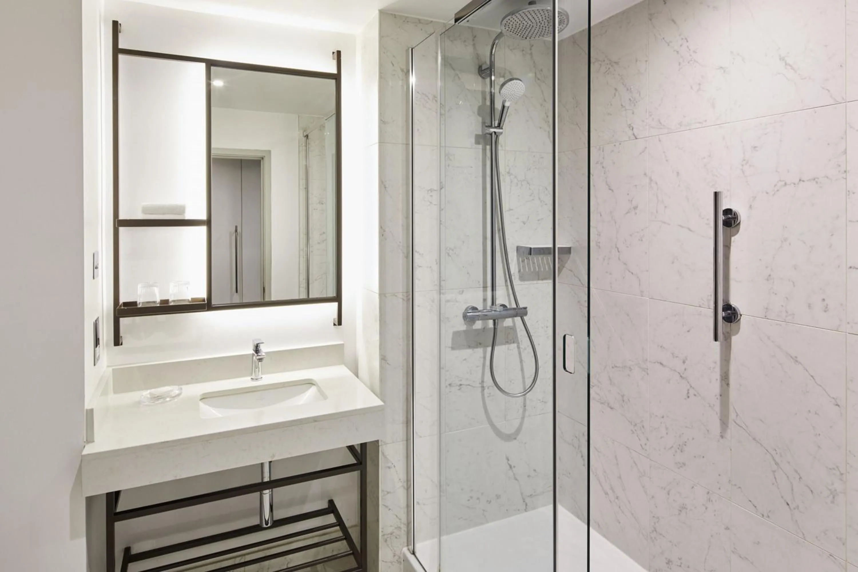 Bathroom in London Marriott Hotel Grosvenor Square