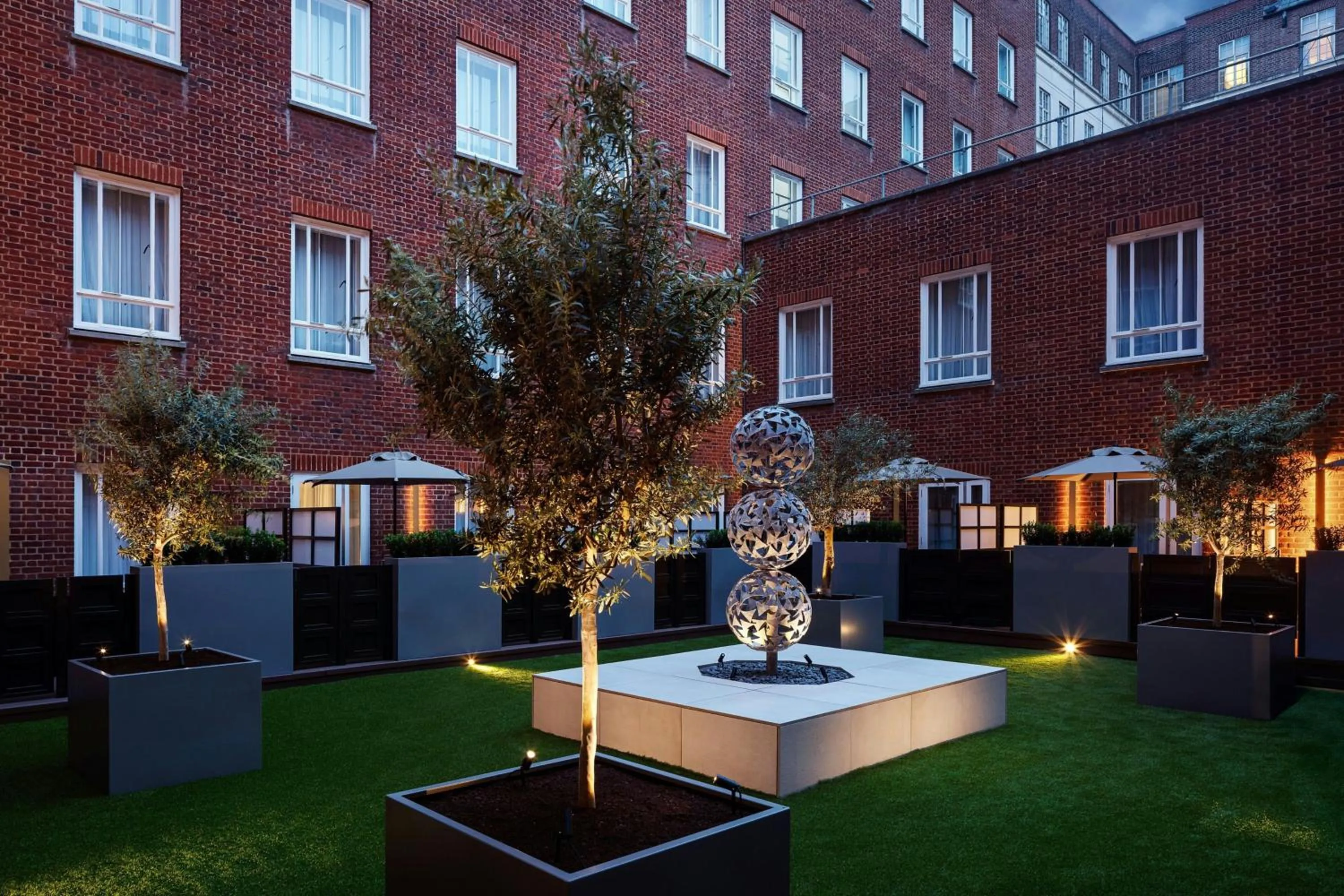 Photo of the whole room in London Marriott Hotel Grosvenor Square