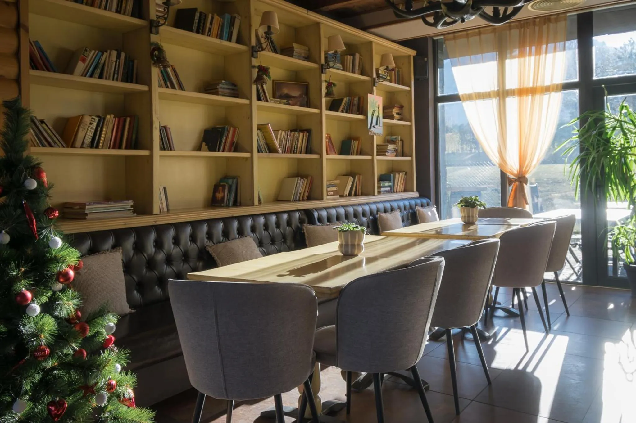 Restaurant/places to eat in Cornelia Deluxe Residence