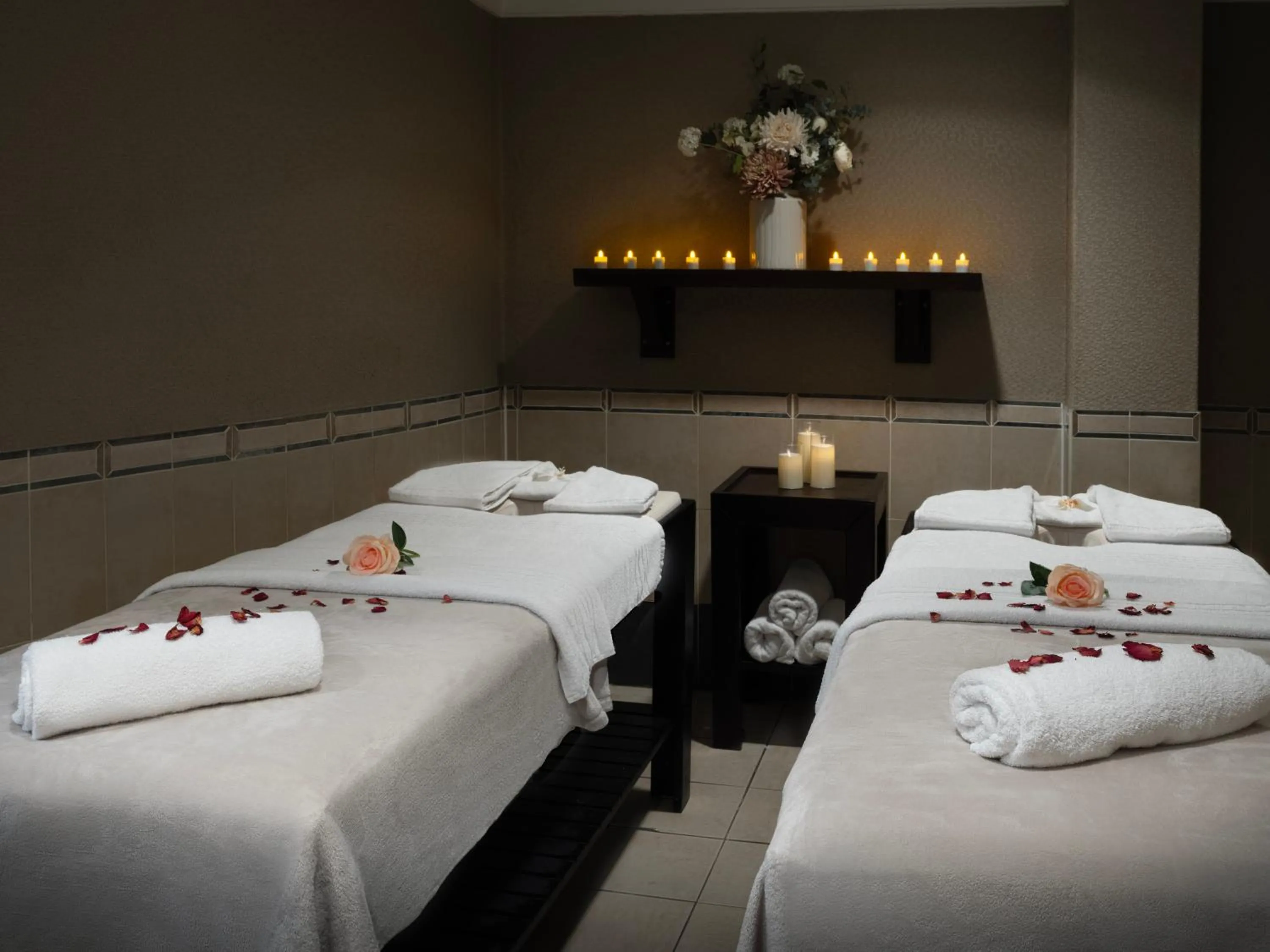 Spa and wellness centre/facilities, Bed in Delta Hotels by Marriott Manchester Airport