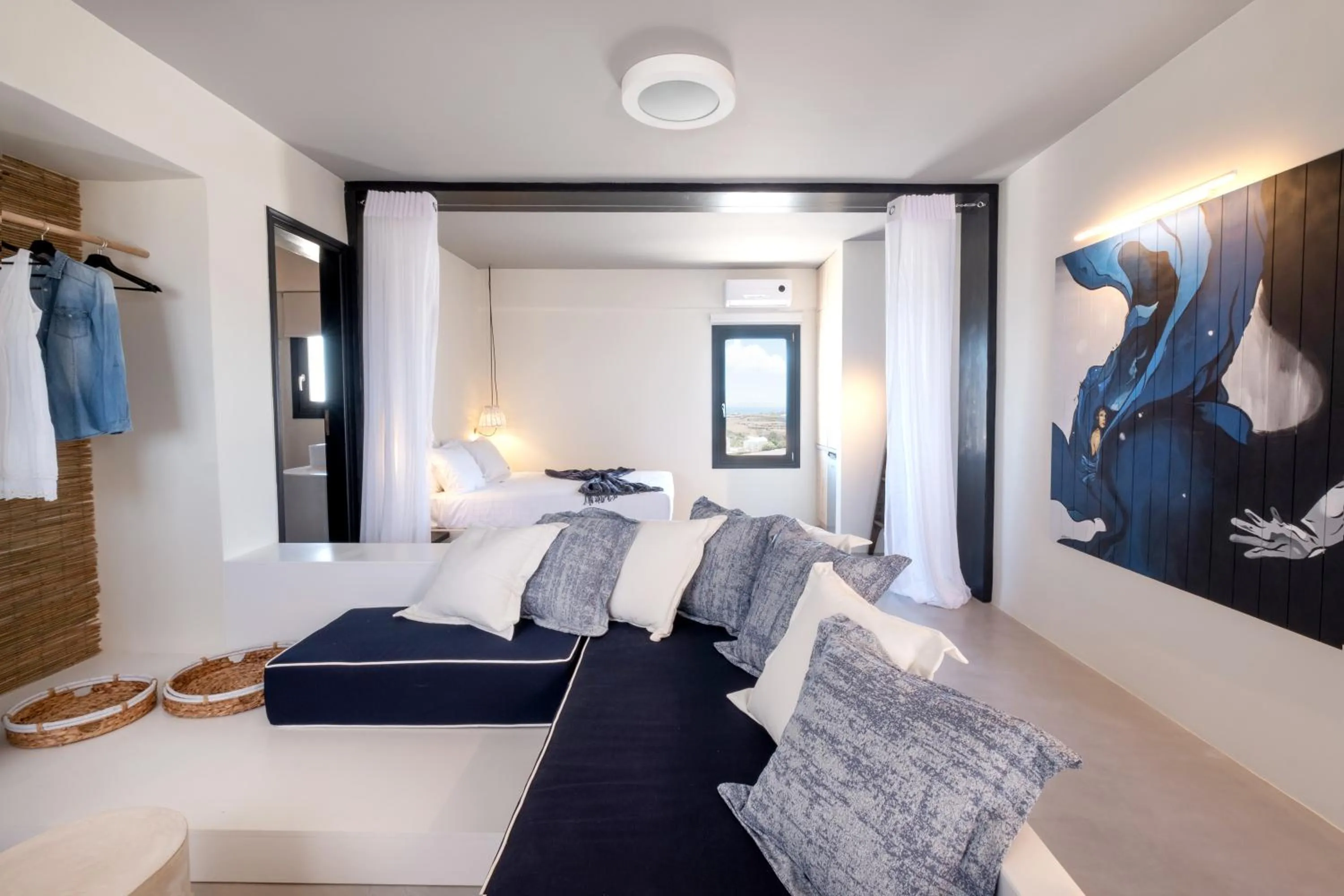 Photo of the whole room, Bed in IfestAu.4 Suites