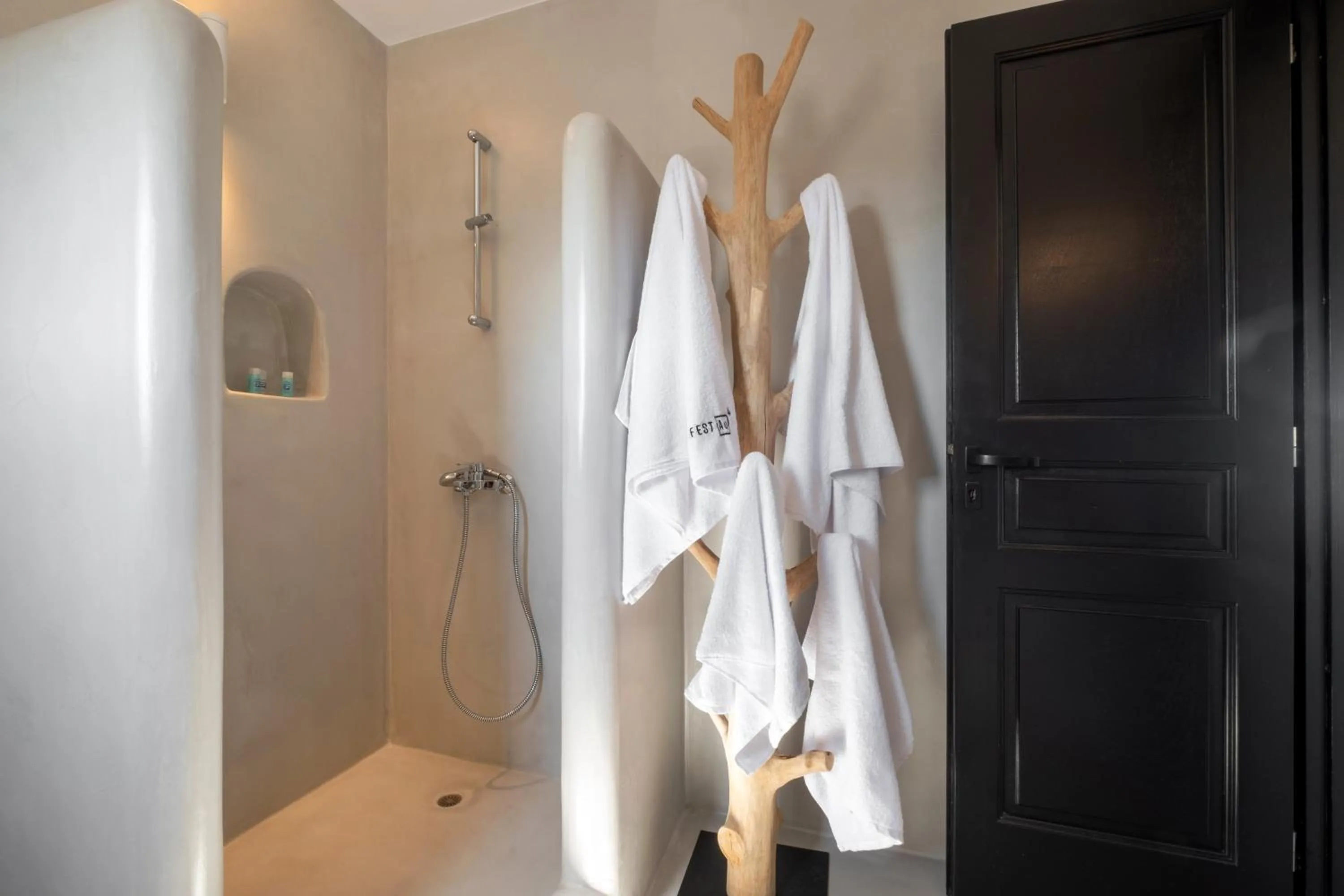 Shower in IfestAu.4 Suites