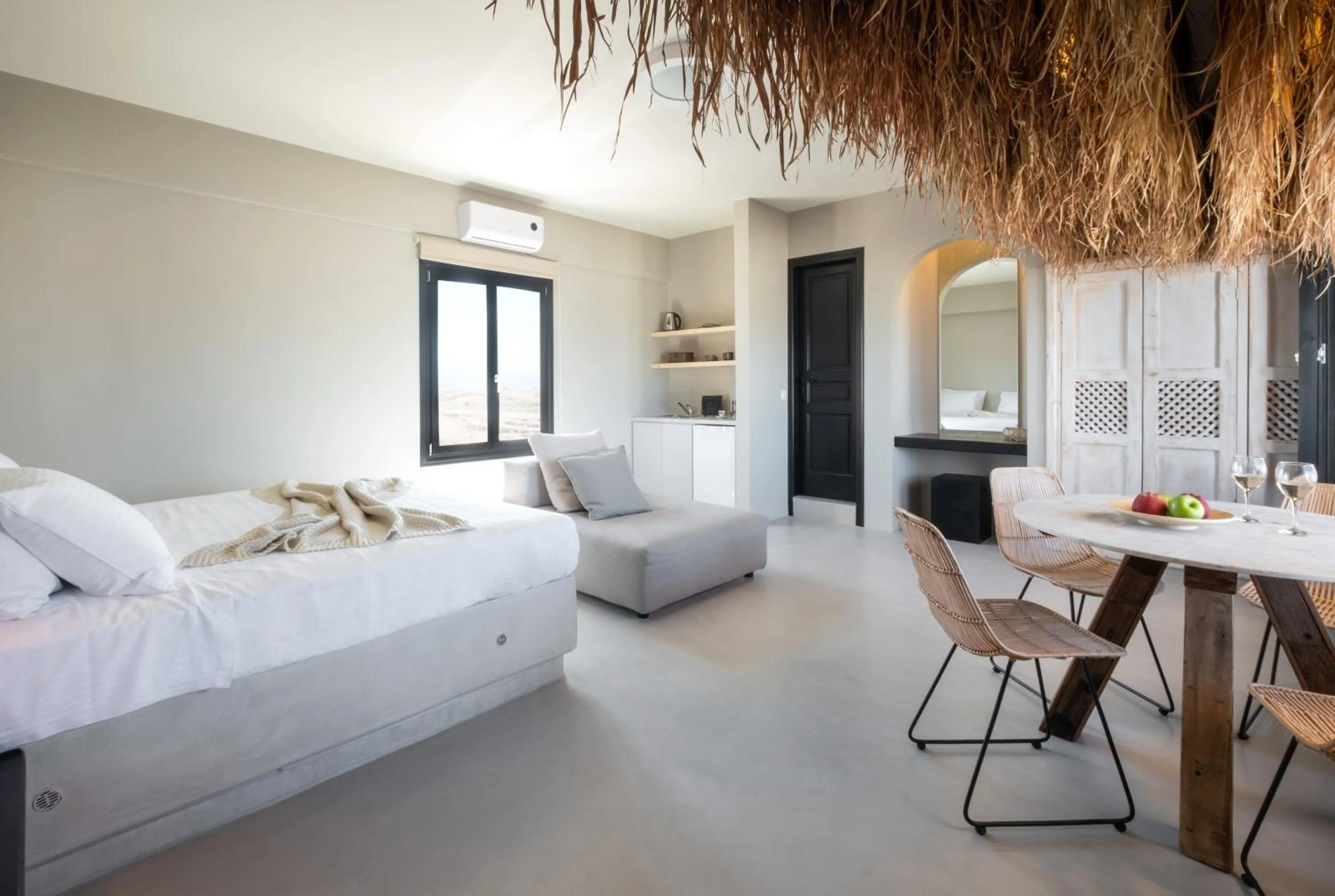 Kitchen or kitchenette, Bed in IfestAu.4 Suites