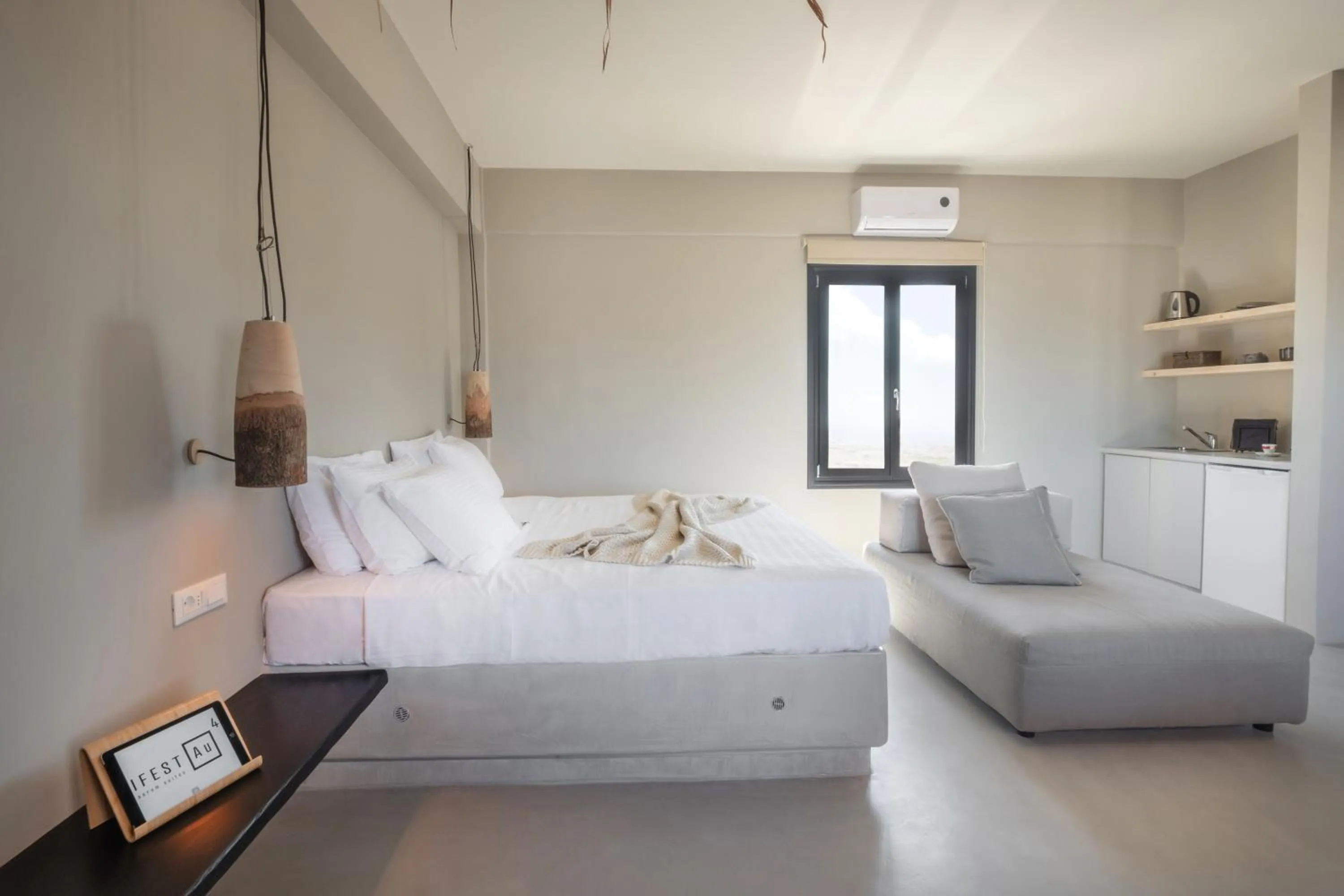 Bed in IfestAu.4 Suites