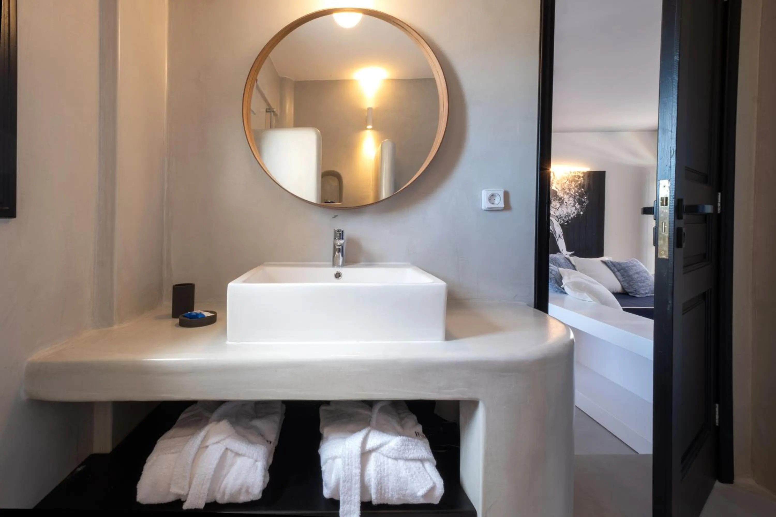 Bathroom, Bed in IfestAu.4 Suites