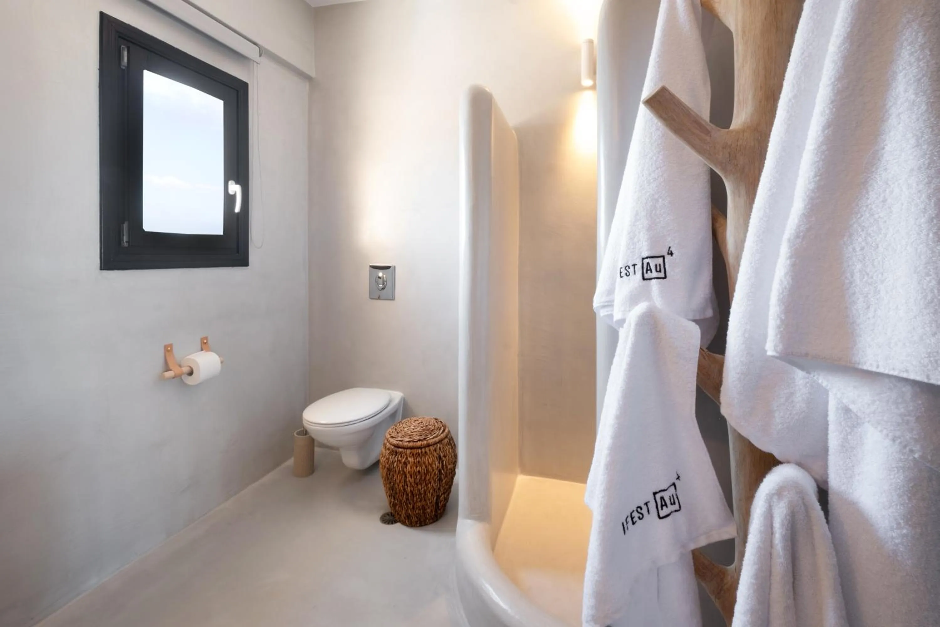 Toilet in IfestAu.4 Suites