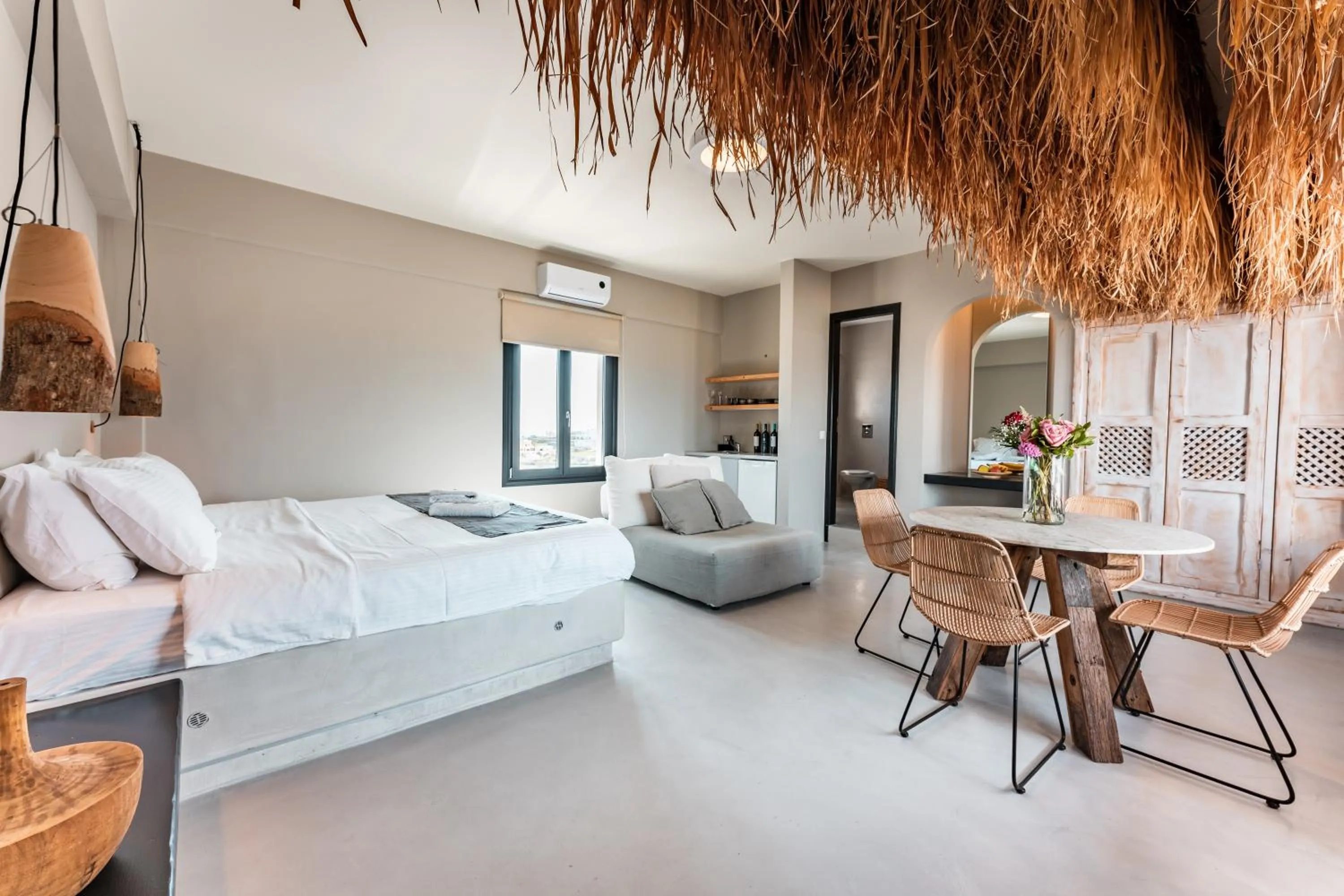 Photo of the whole room, Bed in IfestAu.4 Suites