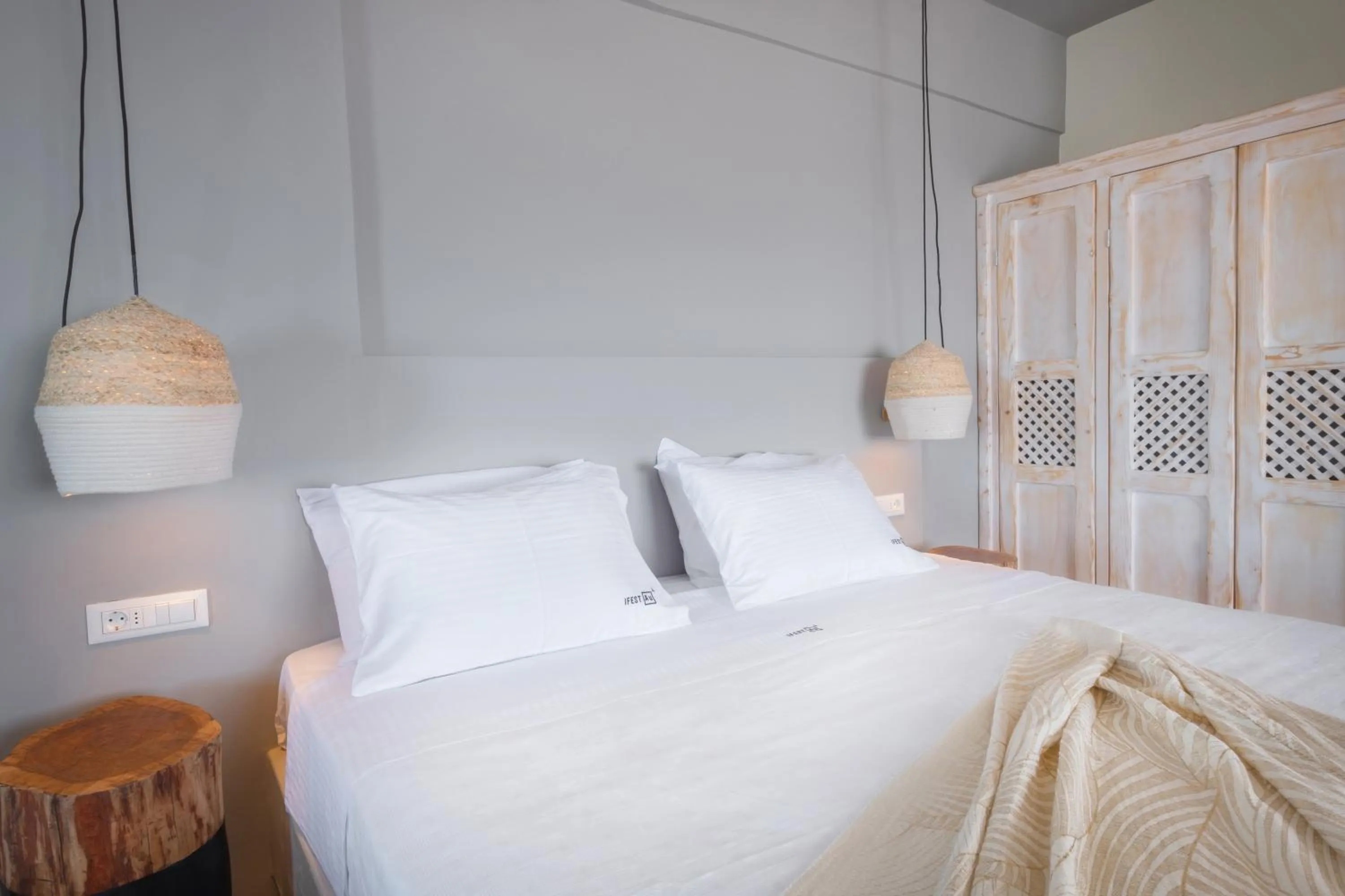 Bed in IfestAu.4 Suites