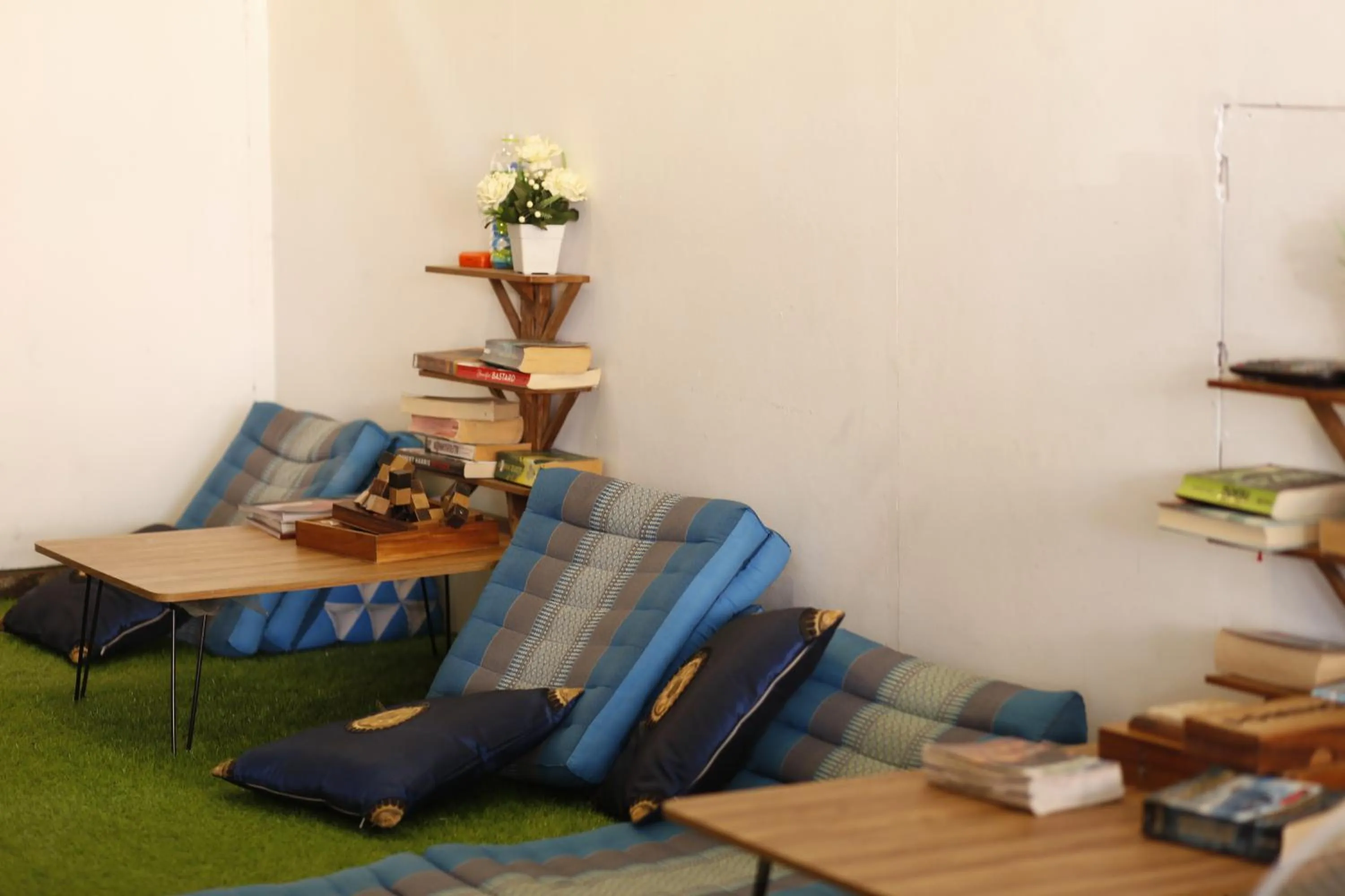 Communal lounge/ TV room in Baan Kamala Backpacker