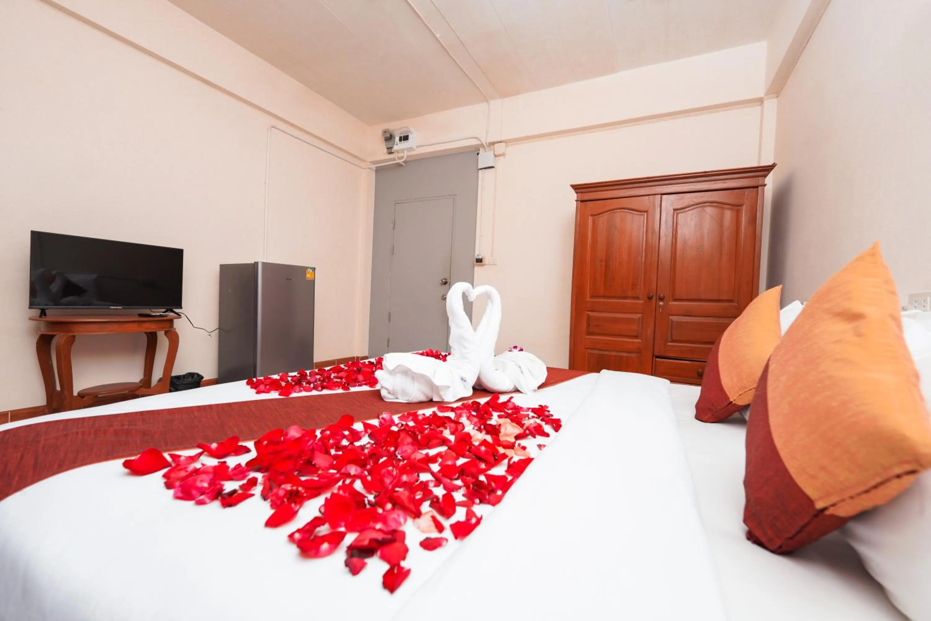 Communal lounge/ TV room, Bed in Baan Kamala Backpacker