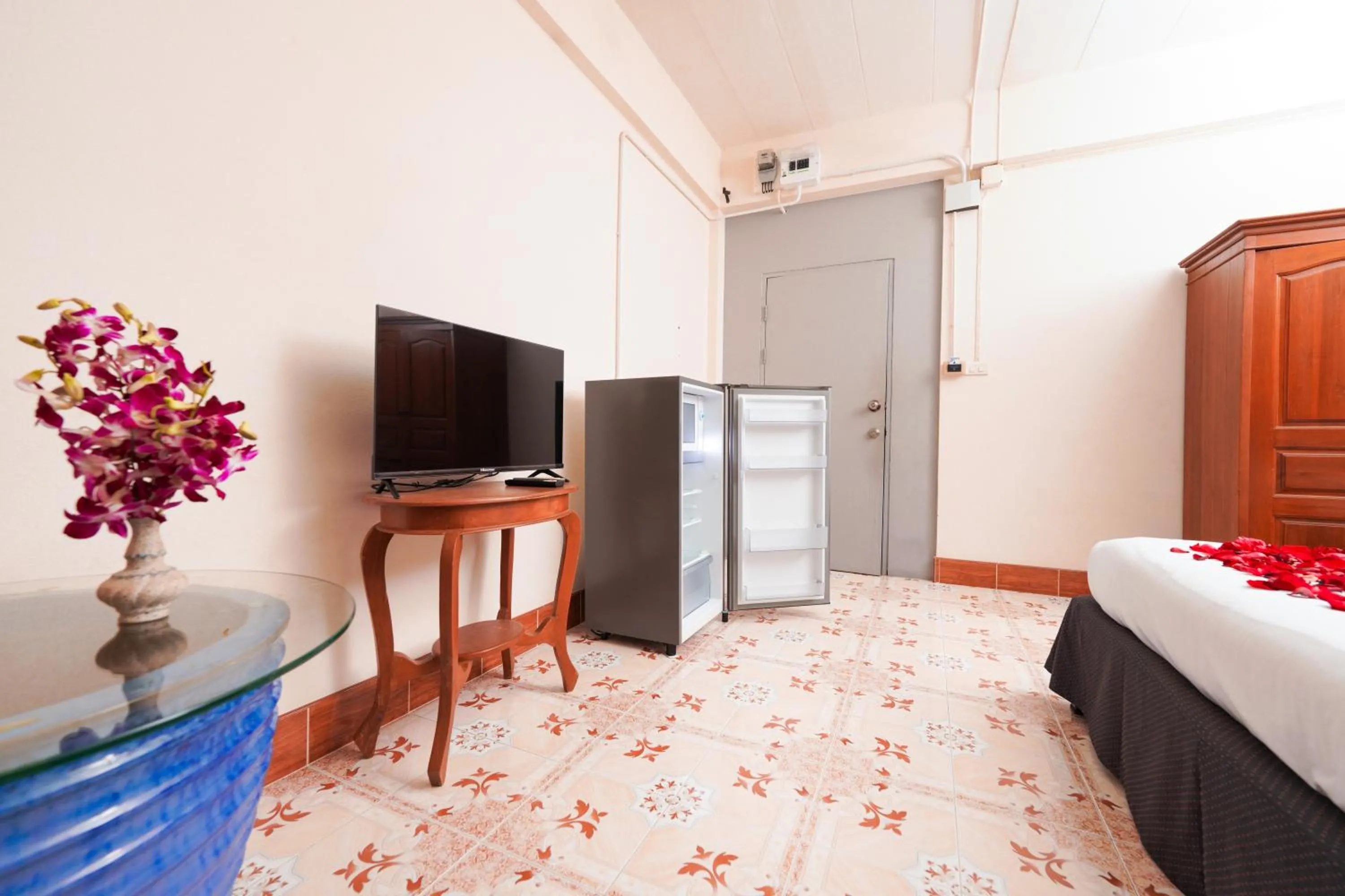 Communal lounge/ TV room in Baan Kamala Backpacker