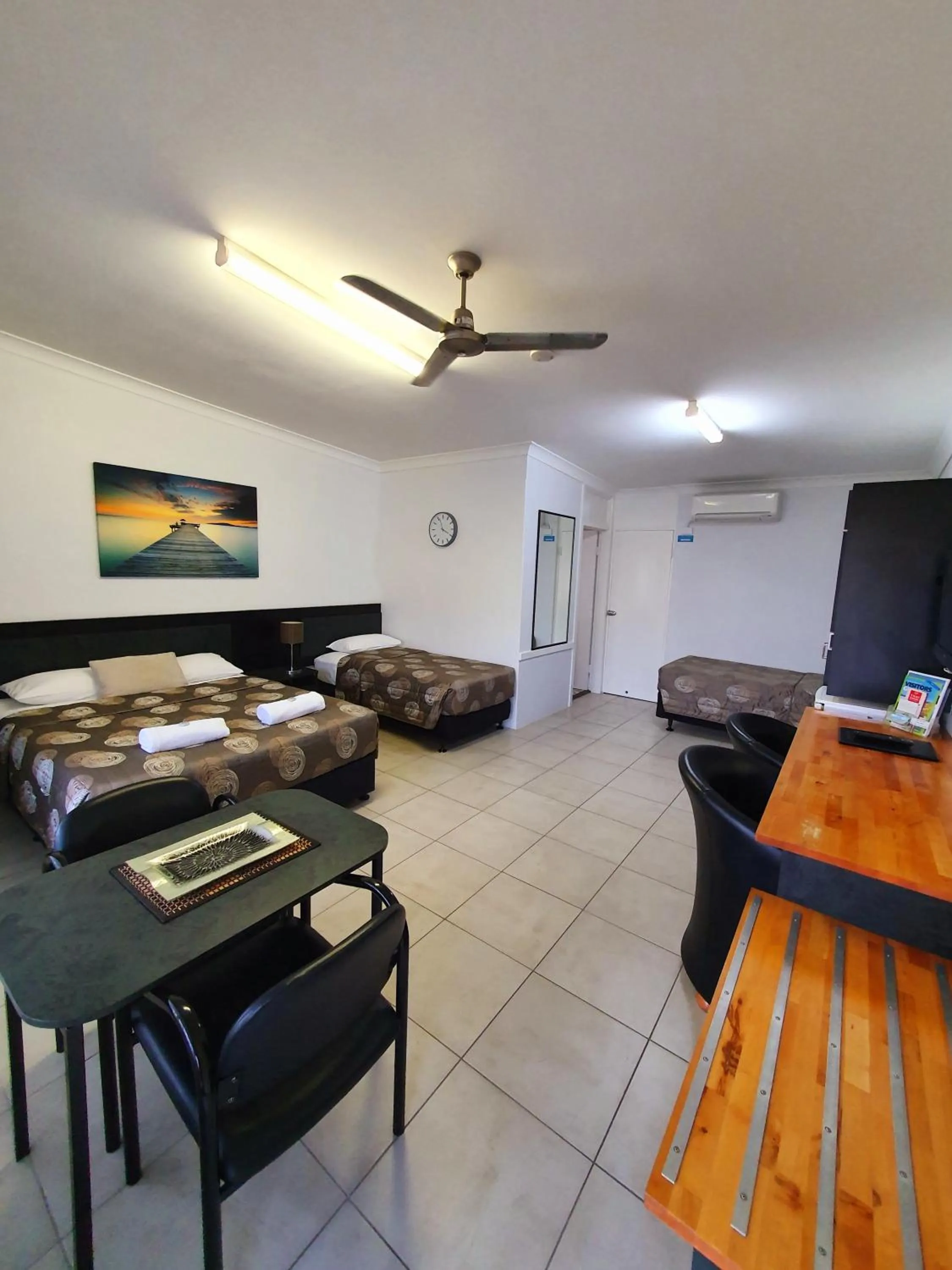 Photo of the whole room in Sunseeker Motel