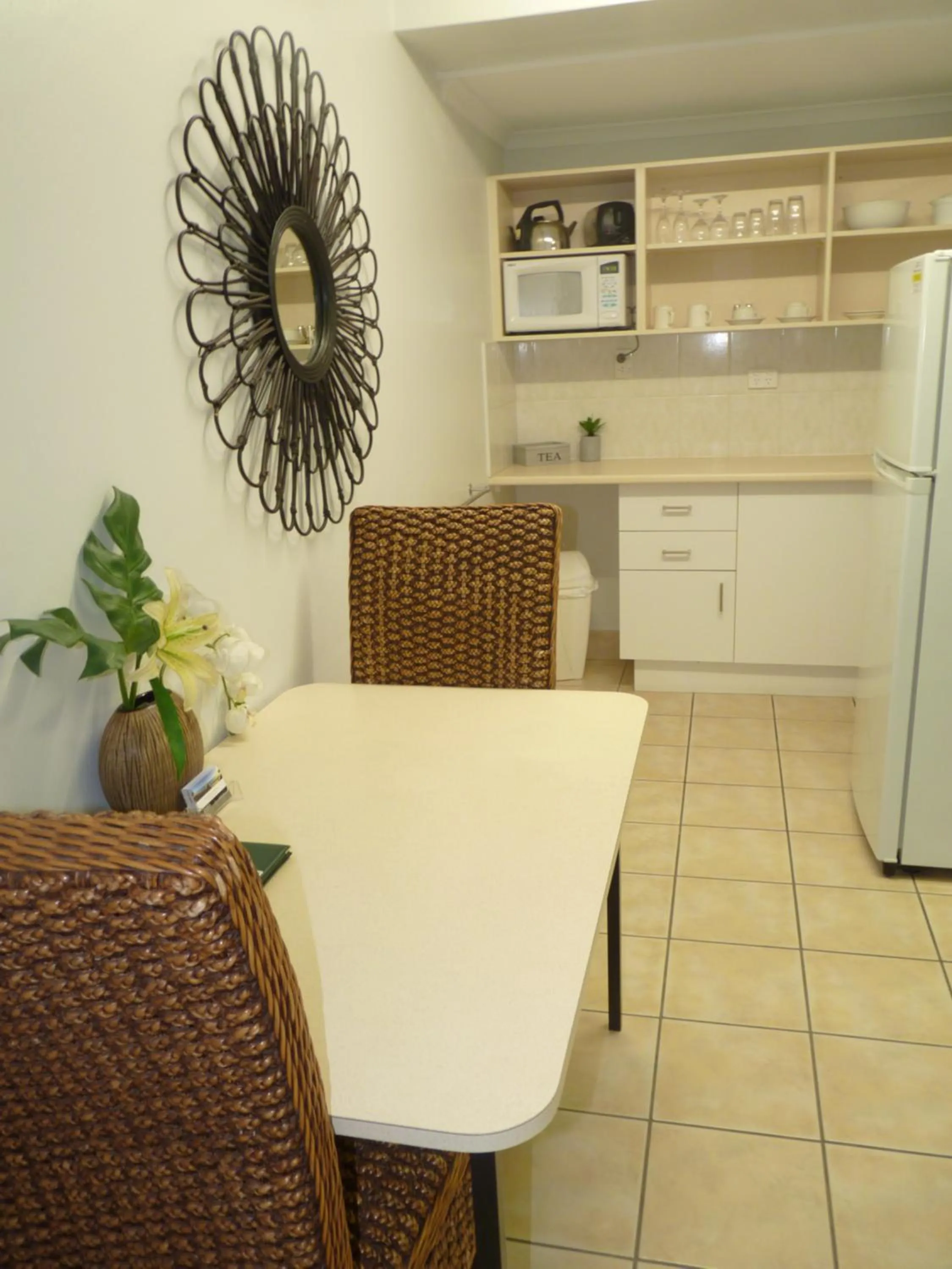 Kitchen or kitchenette in Sunseeker Motel