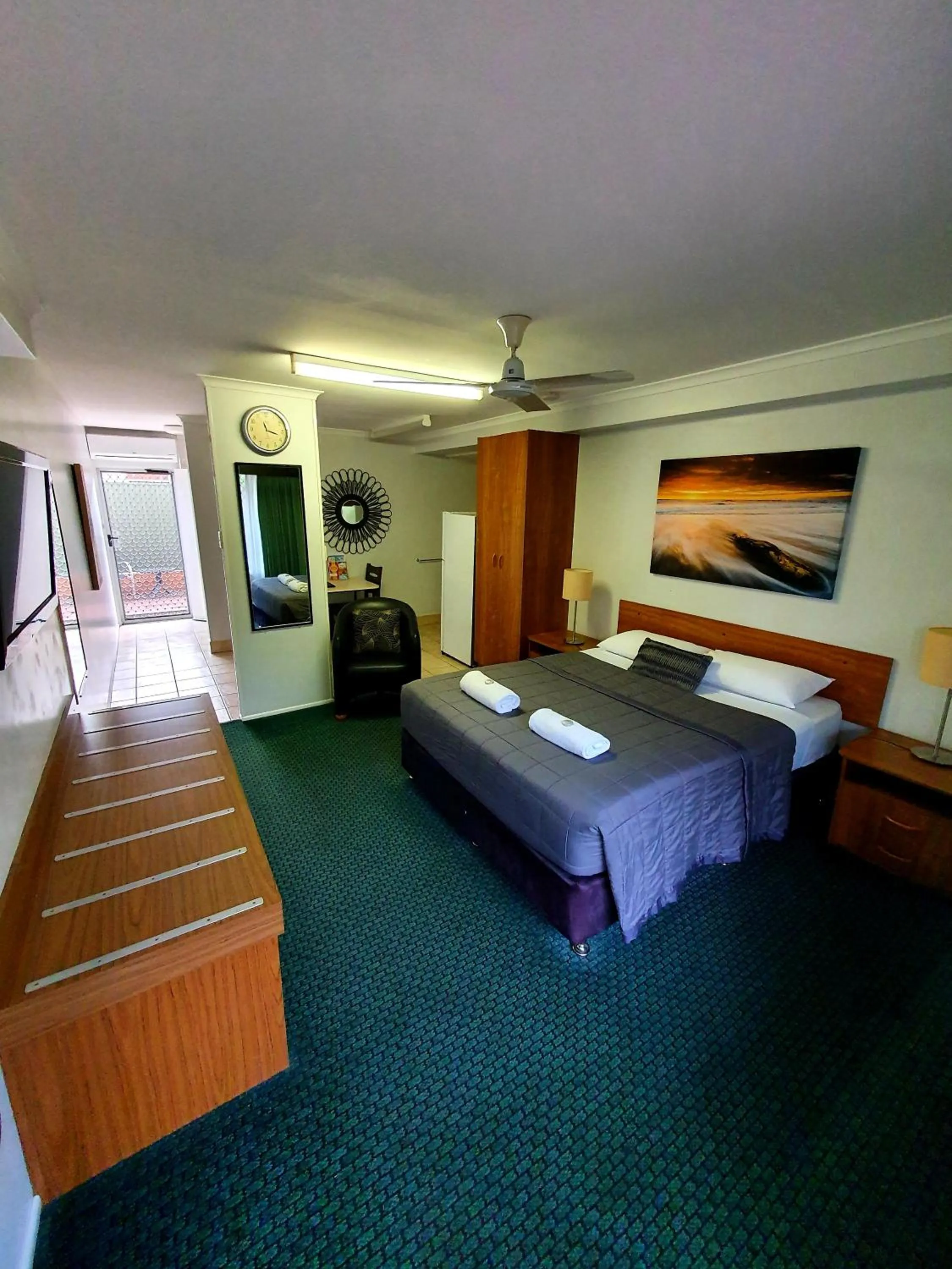 Photo of the whole room, Bed in Sunseeker Motel