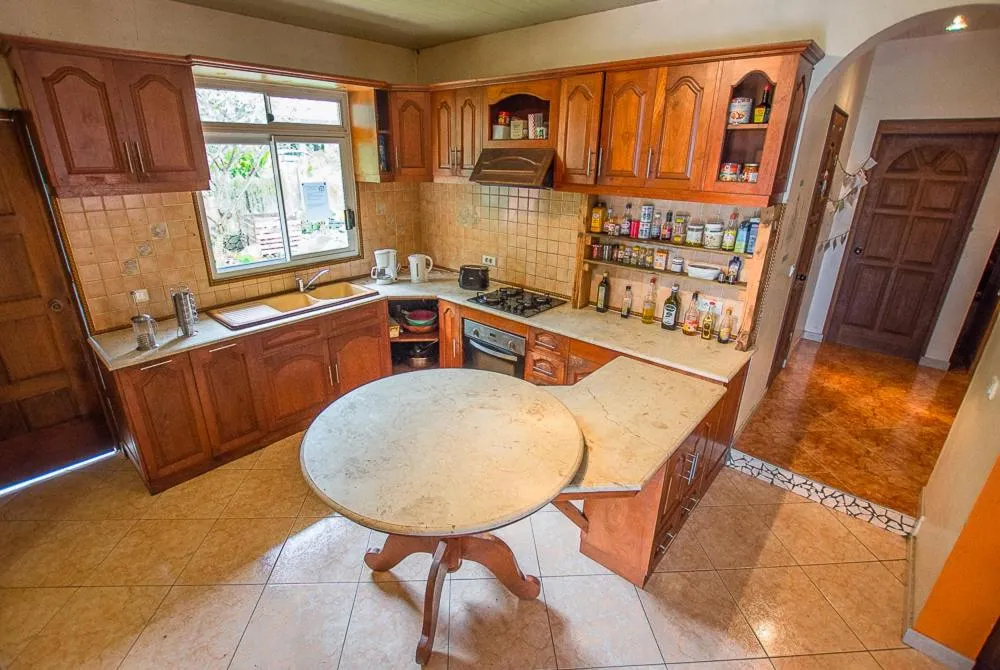 Communal kitchen in Fare Om