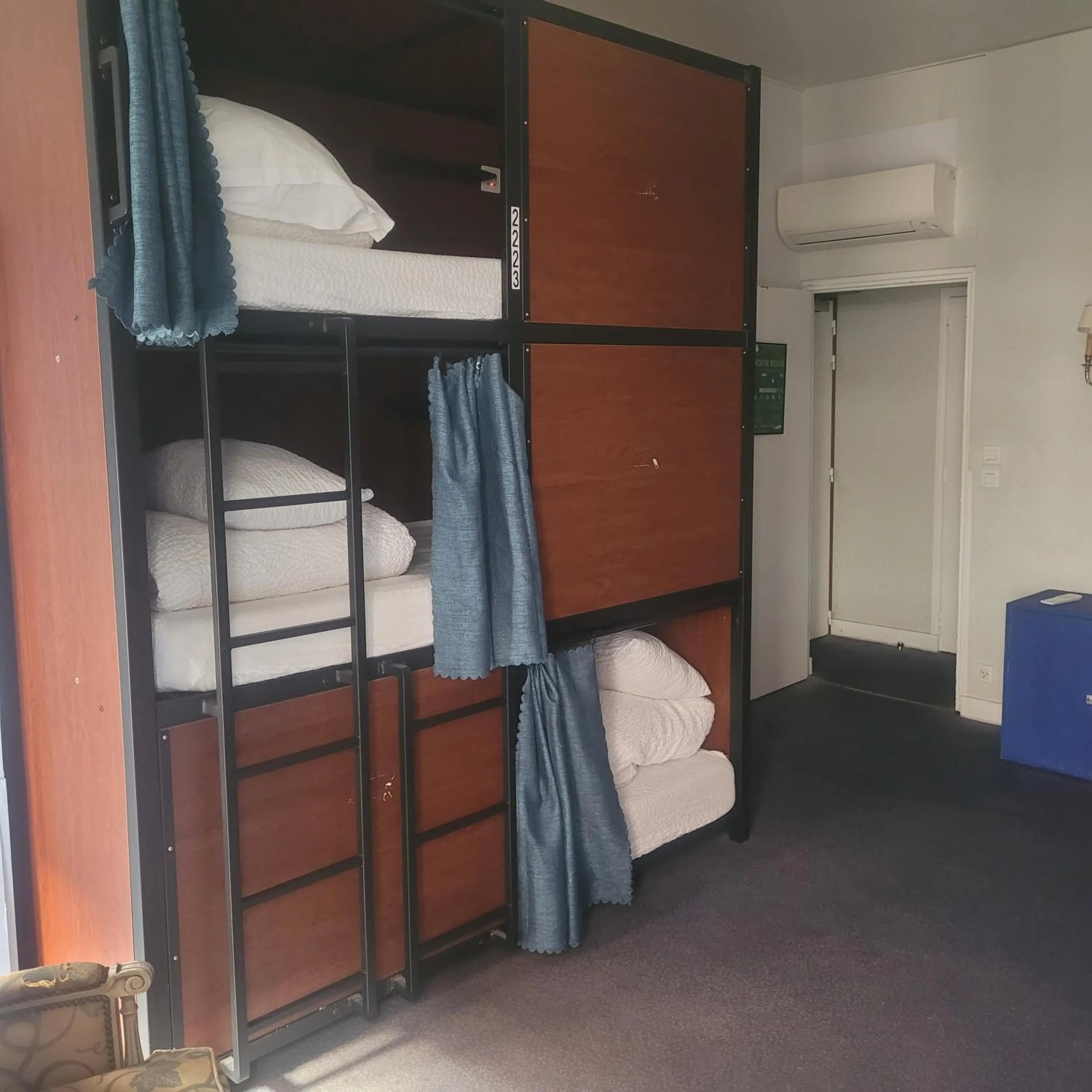 bunk bed, Bed in Hostel20 Toulouse Wilson