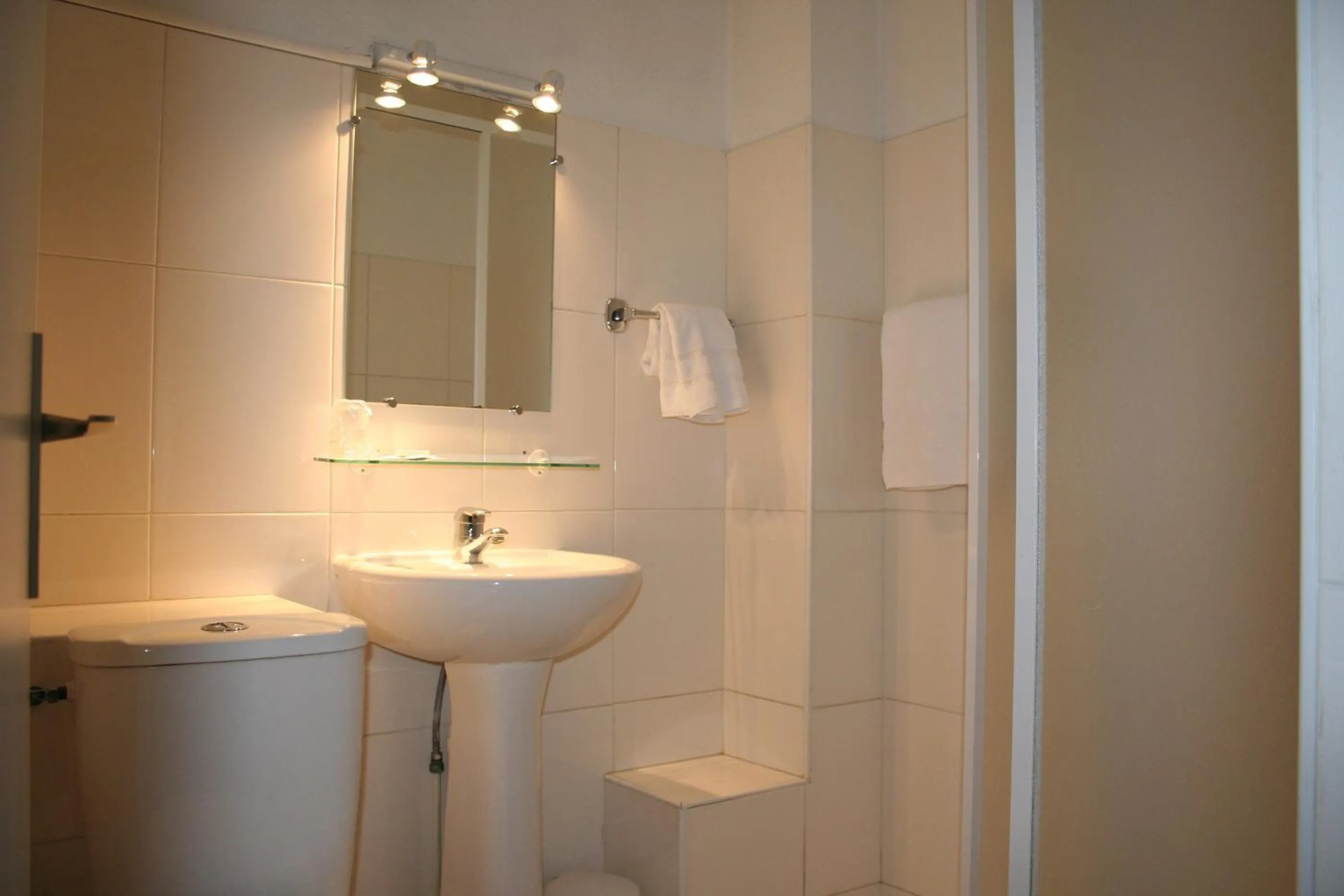 Bathroom in Hostel20 Toulouse Wilson