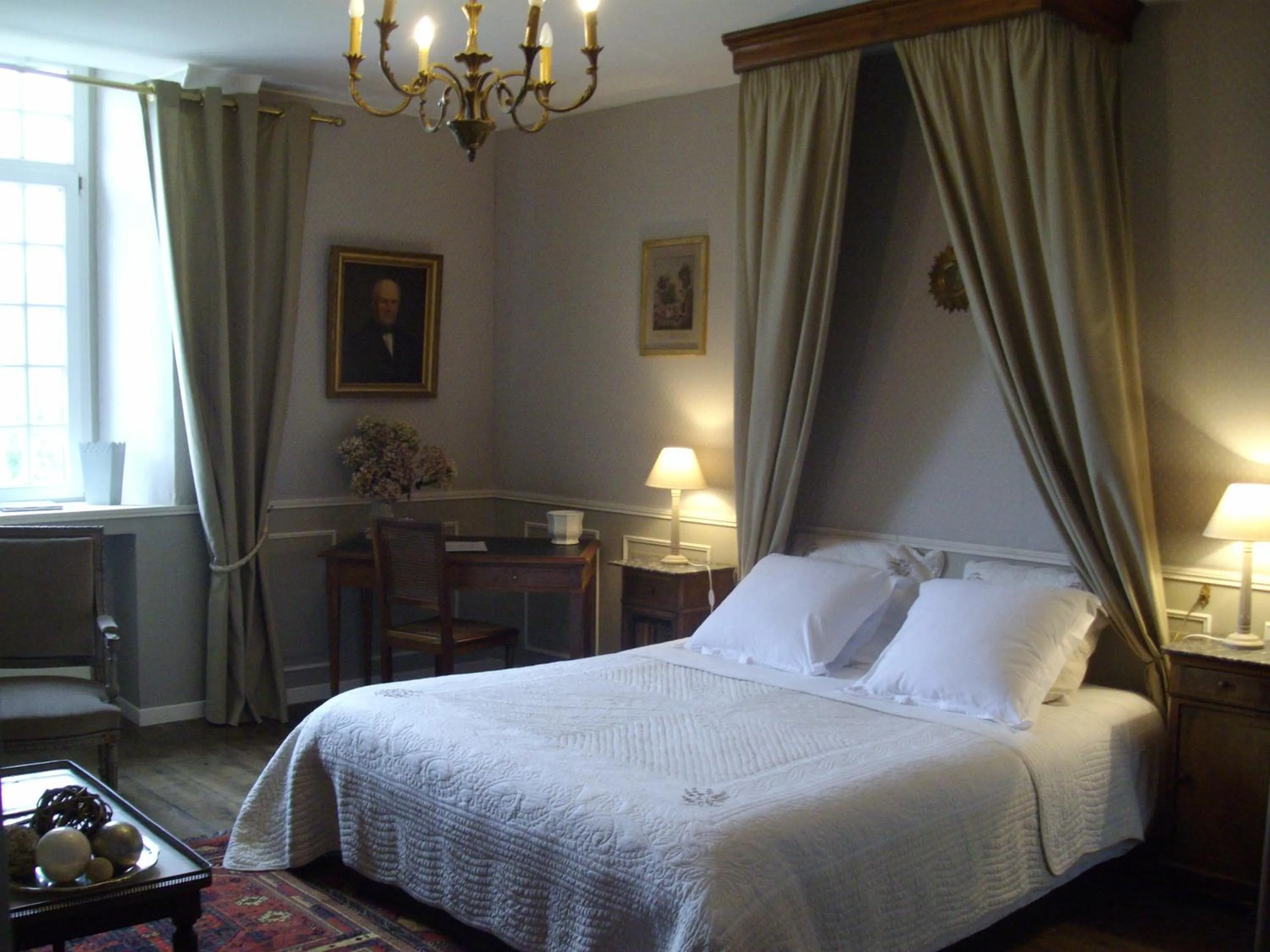 Photo of the whole room, Bed in Manoir de la Baronnie