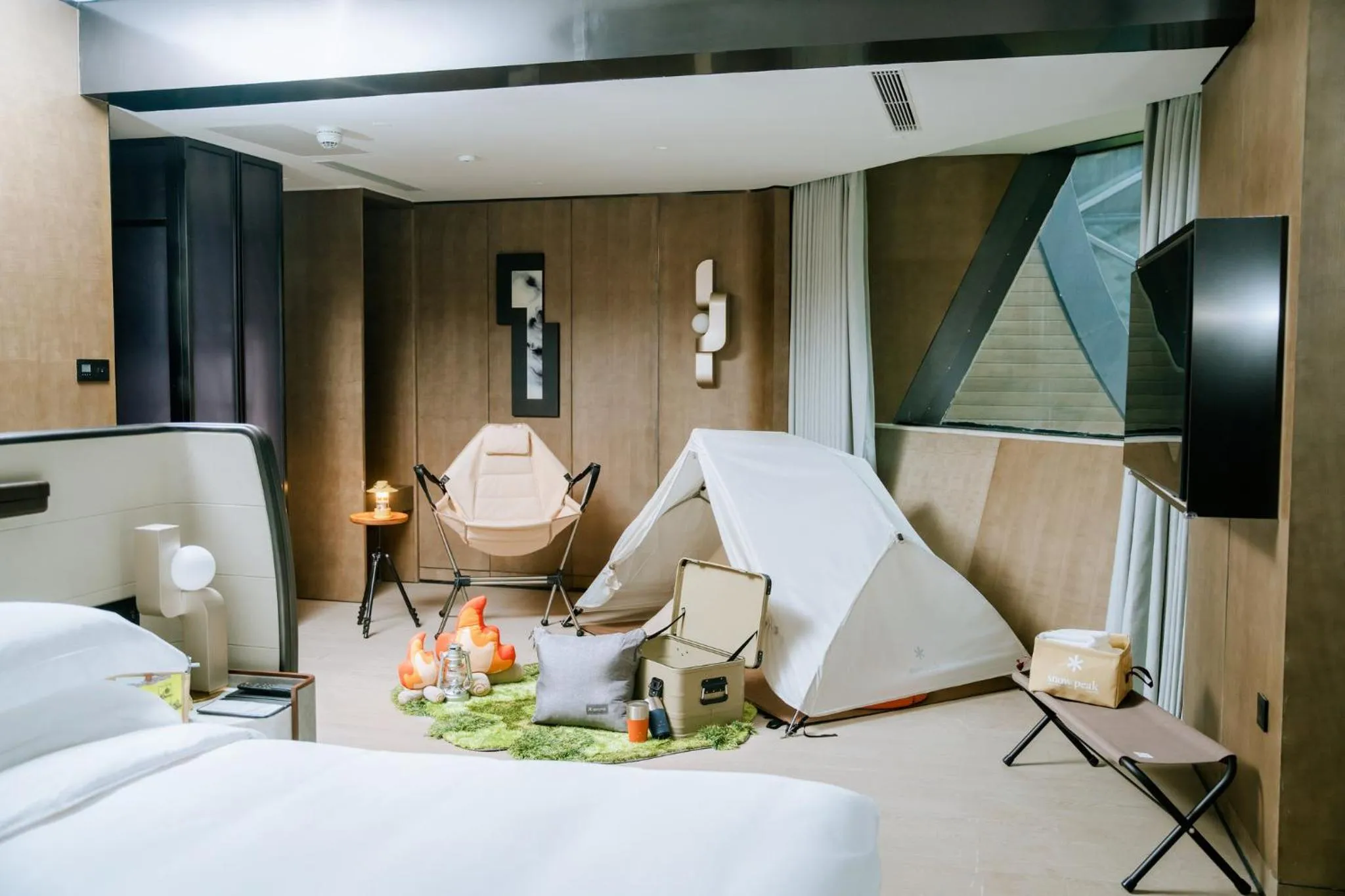 Photo of the whole room, Bed in InterContinental Shanghai Harbour City by IHG