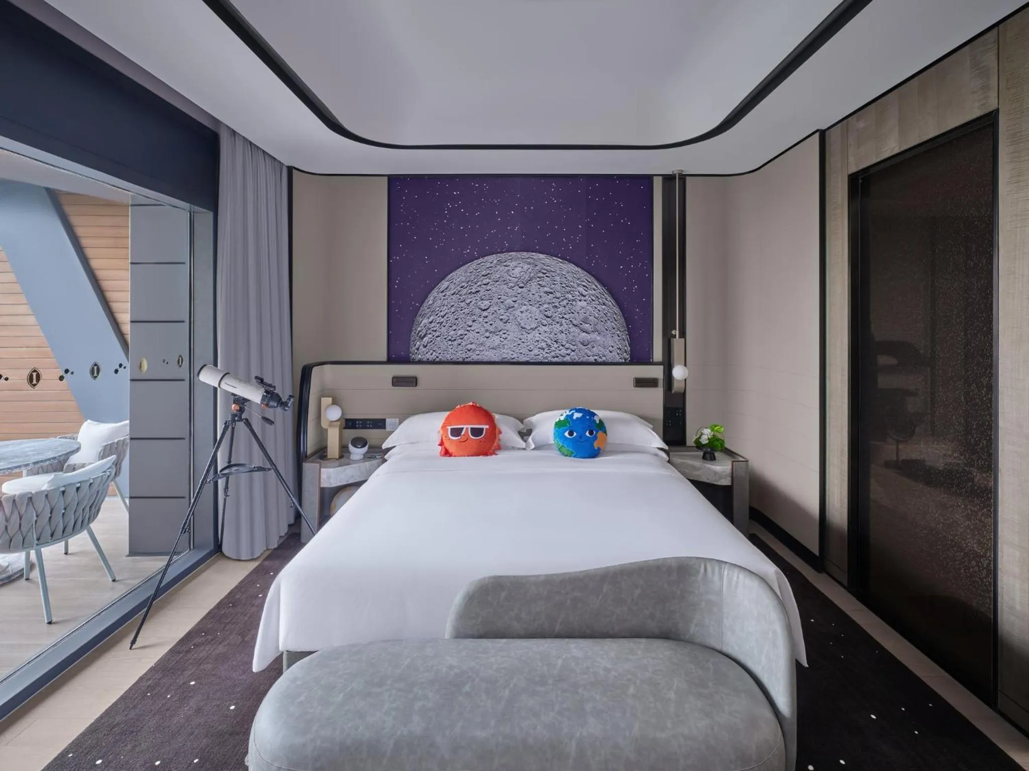 Photo of the whole room, Bed in InterContinental Shanghai Harbour City by IHG