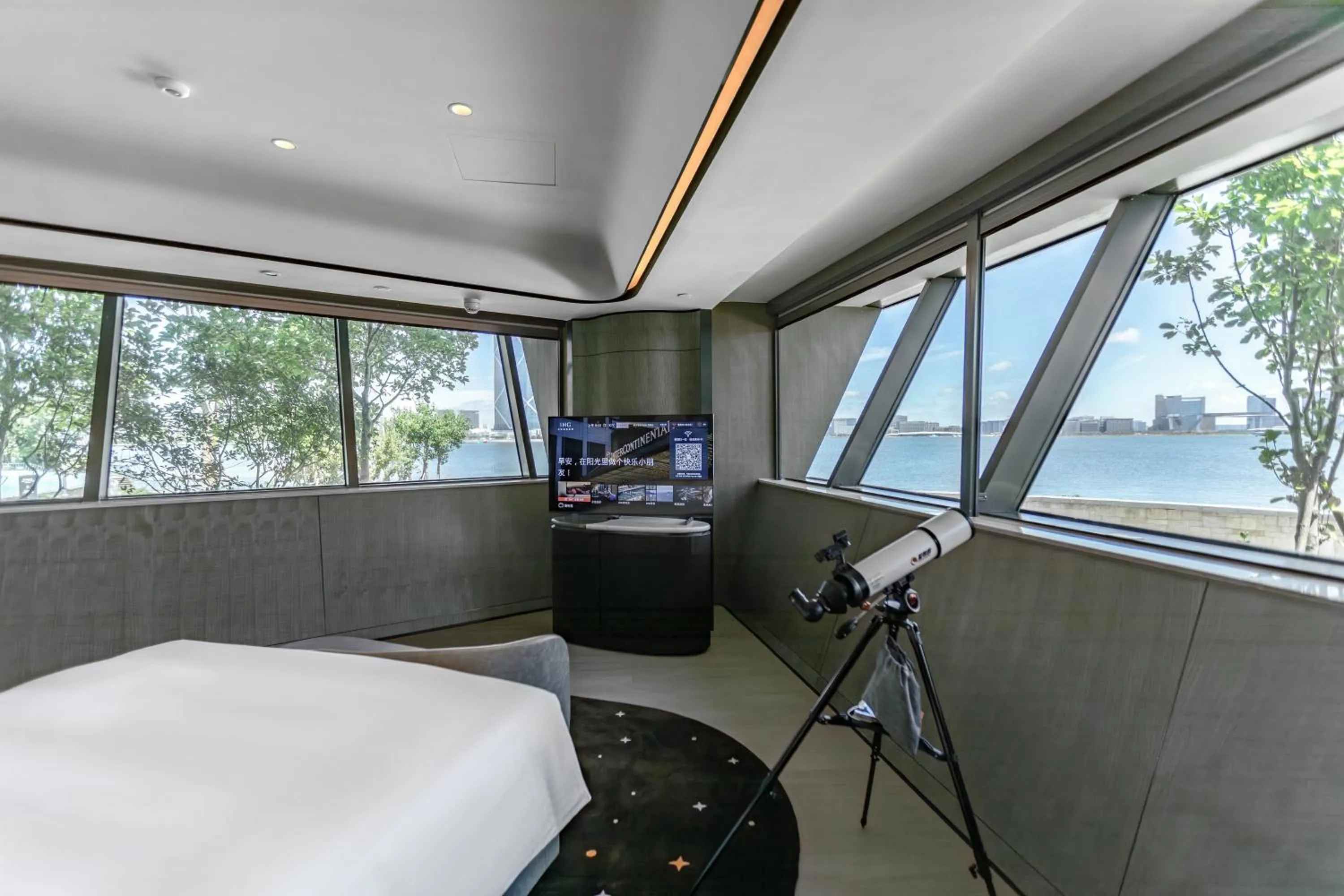 Communal lounge/ TV room in InterContinental Shanghai Harbour City by IHG