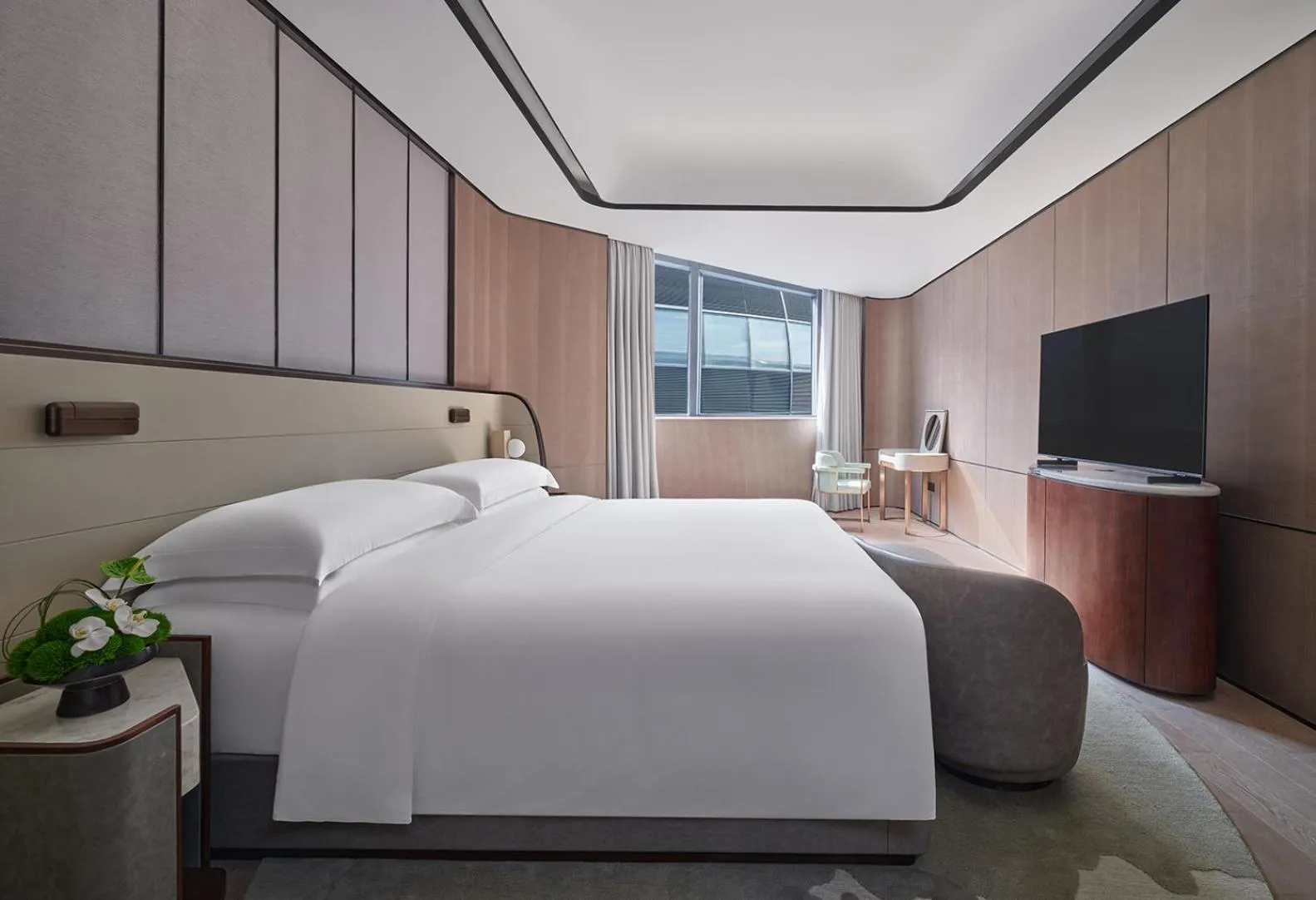 Photo of the whole room, Bed in InterContinental Shanghai Harbour City by IHG