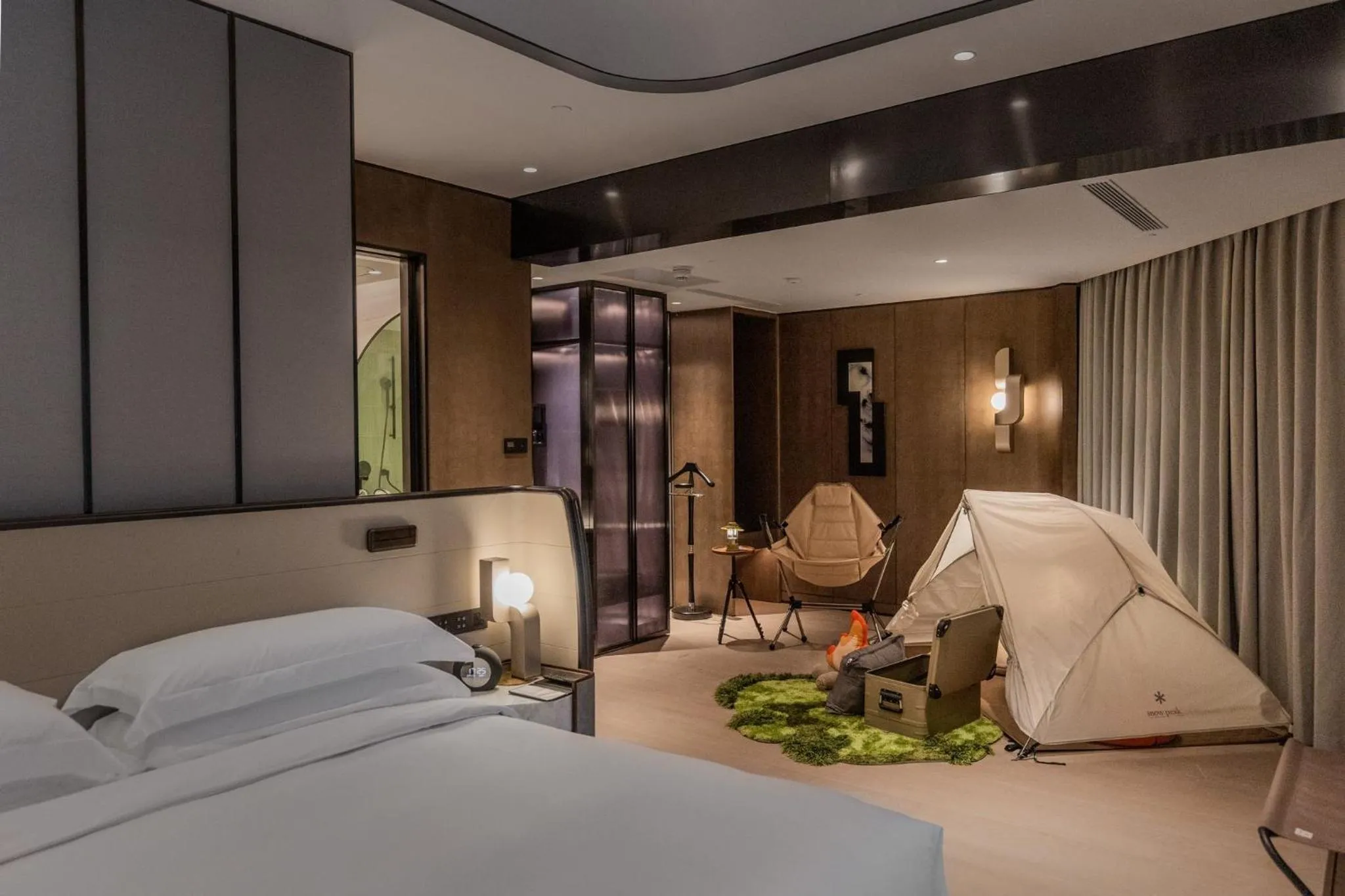 Photo of the whole room, Bed in InterContinental Shanghai Harbour City by IHG