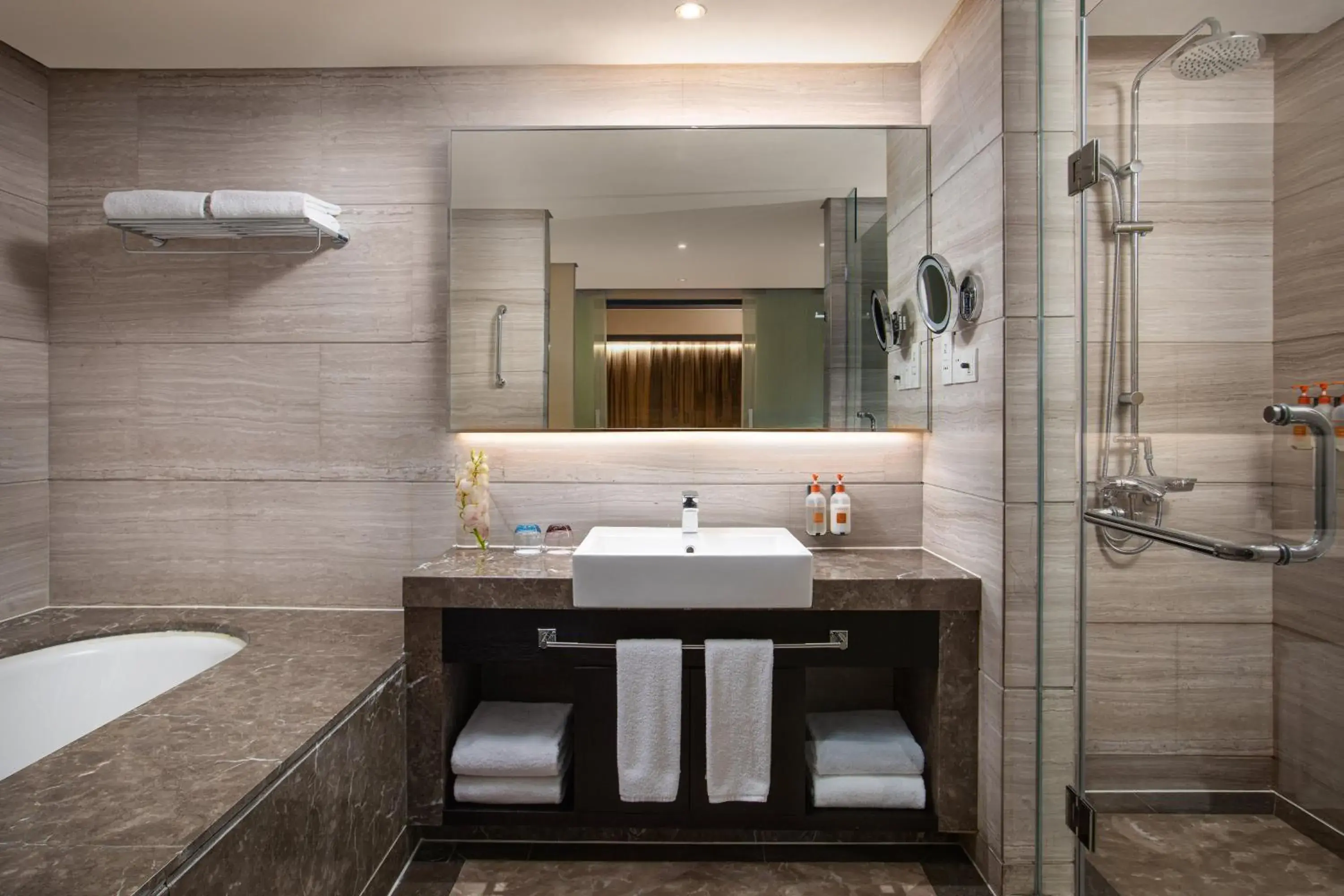 Premium King Room with Lake View - Lounge Access in Crowne Plaza Shanghai Xiayang Lake by IHG Premium King Room with Lake View - Lounge Access in Crowne Plaza Shanghai Xiayang Lake by IHG