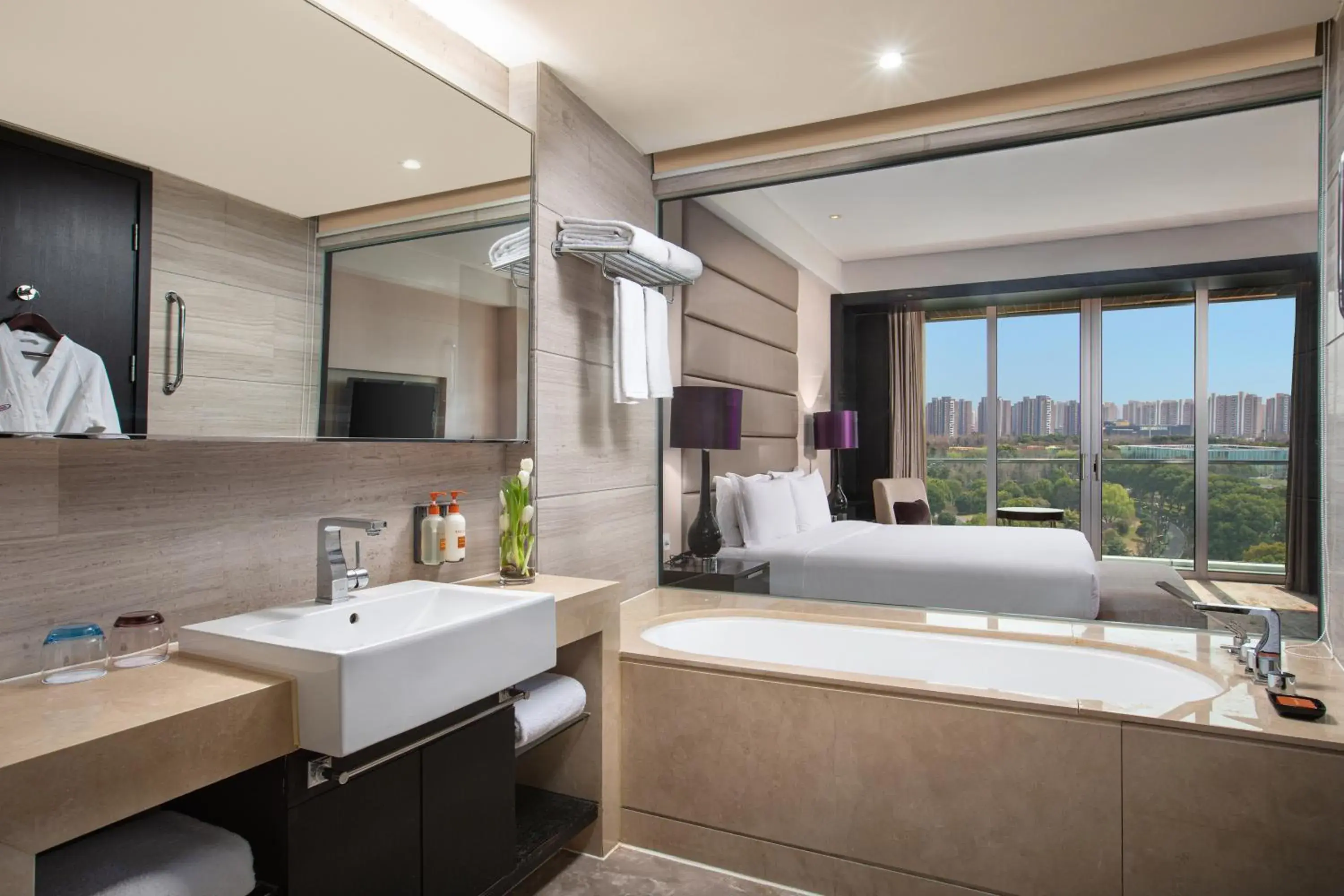 Premium Twin Room in Crowne Plaza Shanghai Xiayang Lake by IHG Premium Twin Room in Crowne Plaza Shanghai Xiayang Lake by IHG