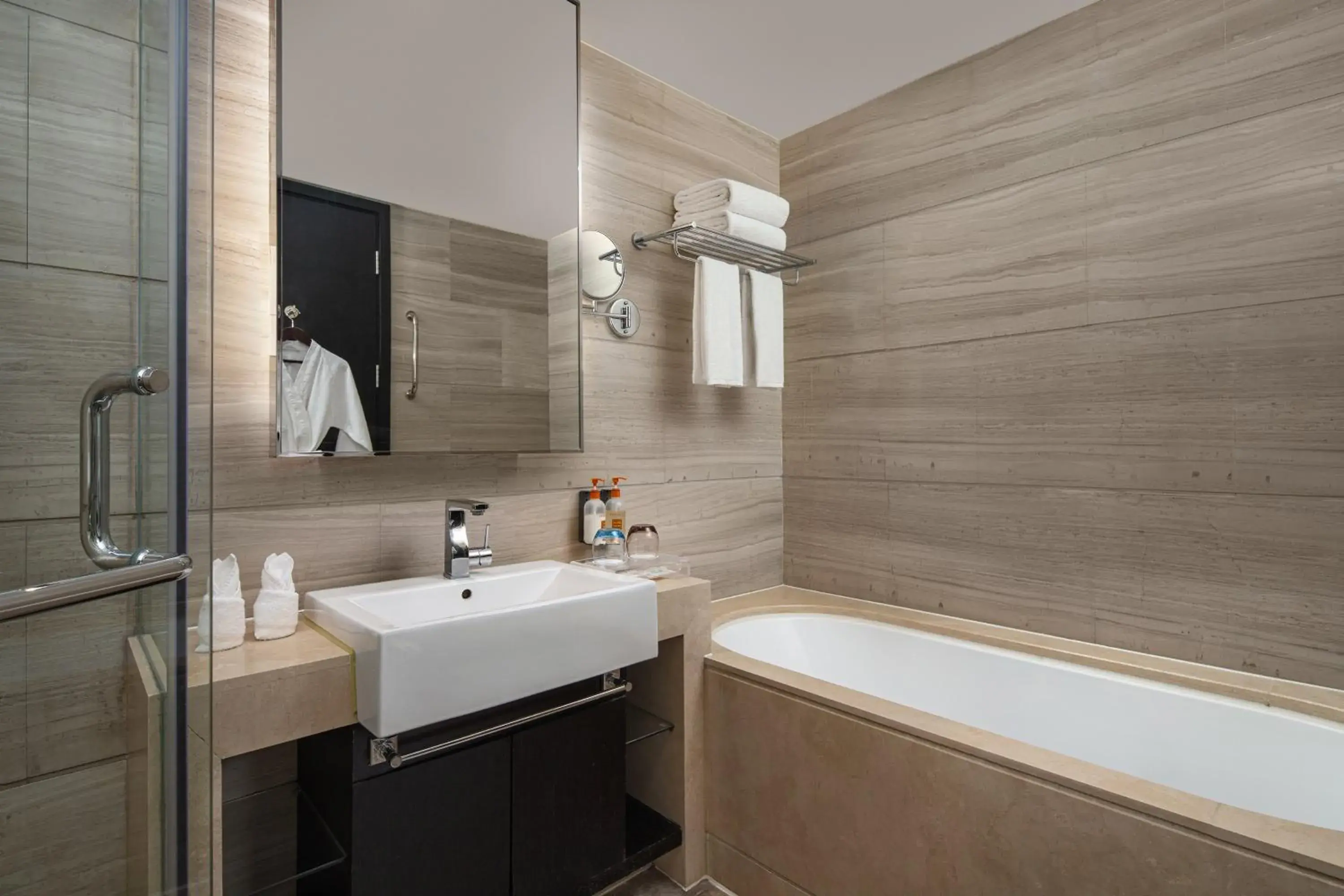 Premium Twin Room with Lake View - Lounge Access in Crowne Plaza Shanghai Xiayang Lake by IHG Premium Twin Room with Lake View - Lounge Access in Crowne Plaza Shanghai Xiayang Lake by IHG