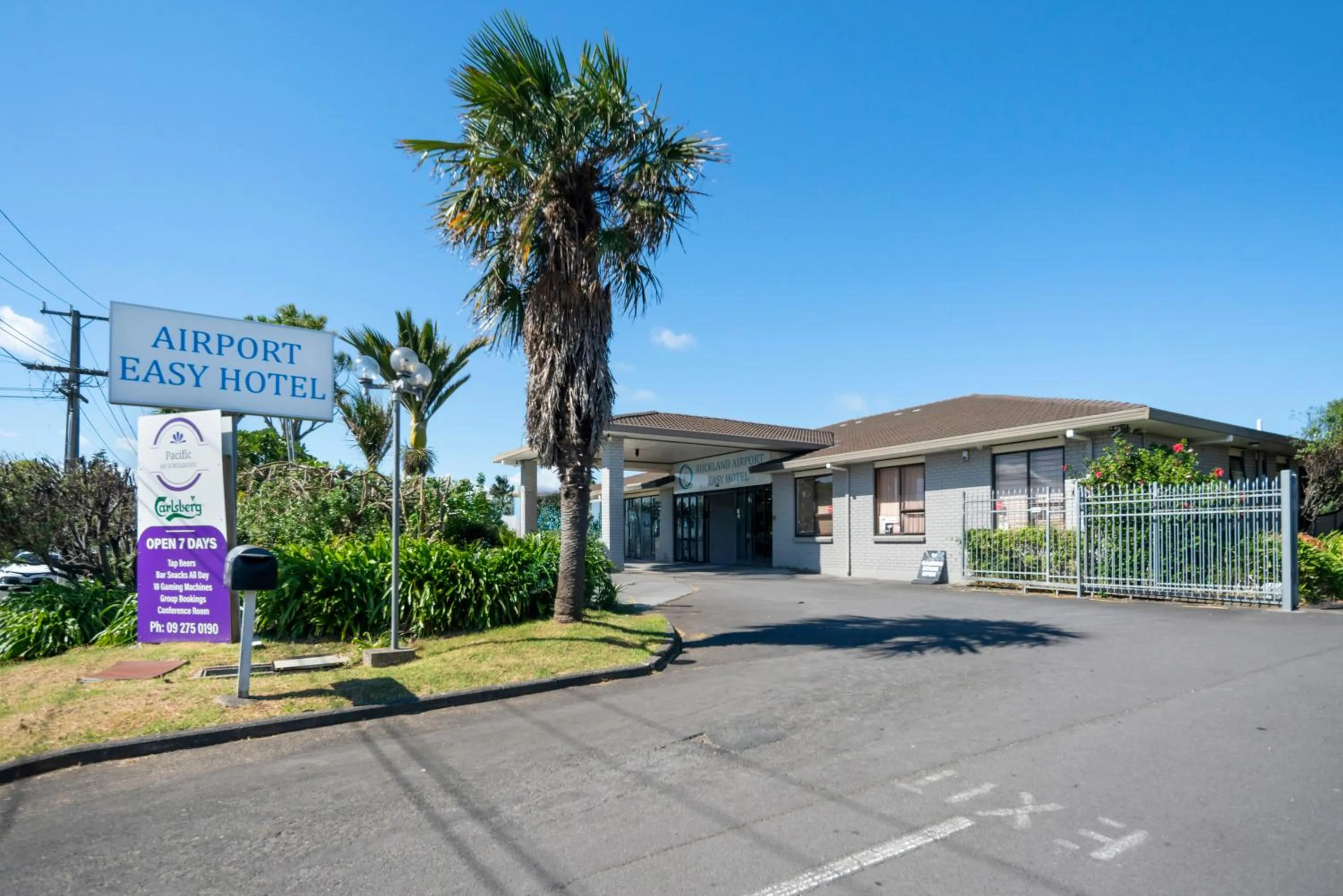 Property building in Auckland Airport Easy Hotel