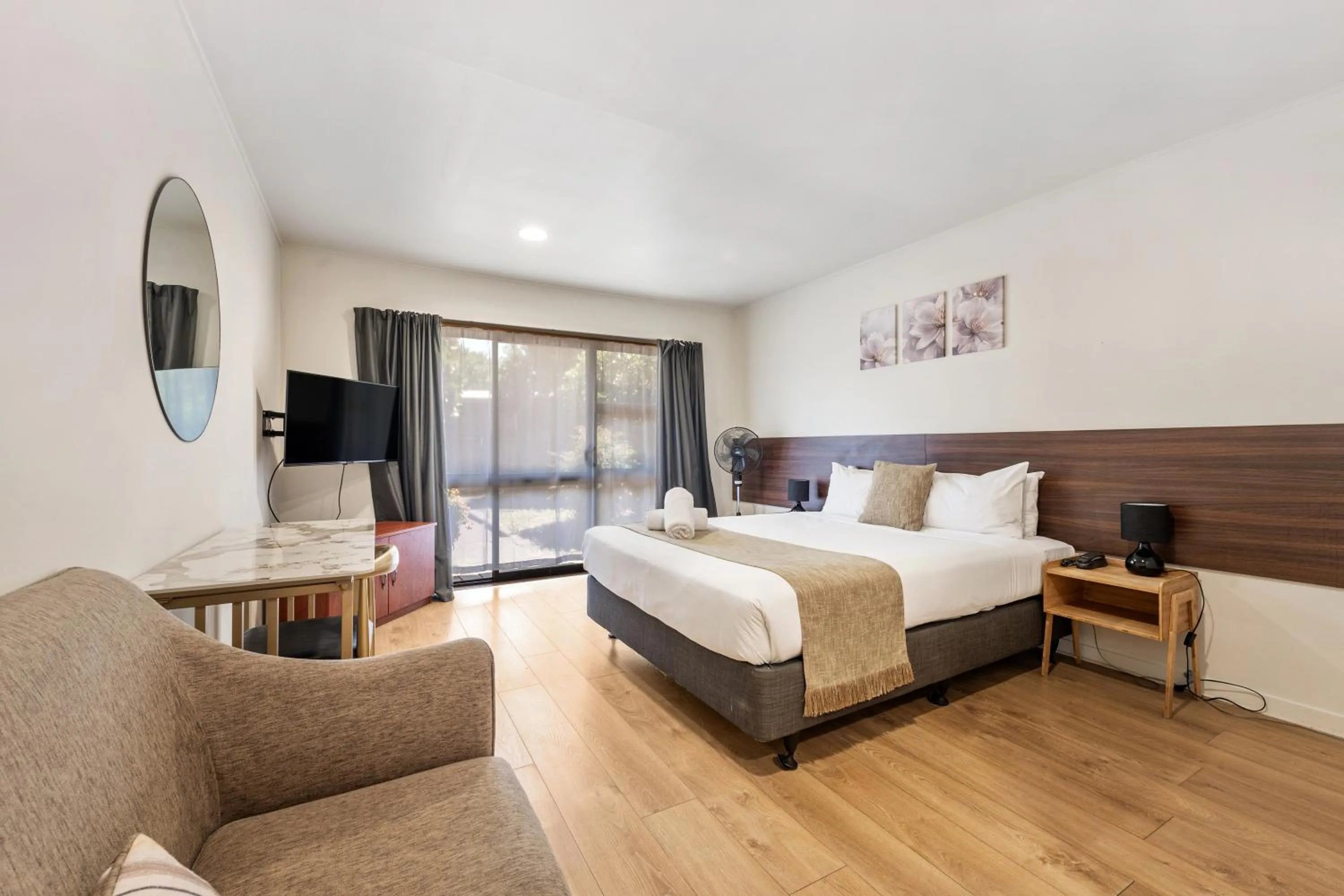 Bedroom, Bed in Auckland Airport Easy Hotel