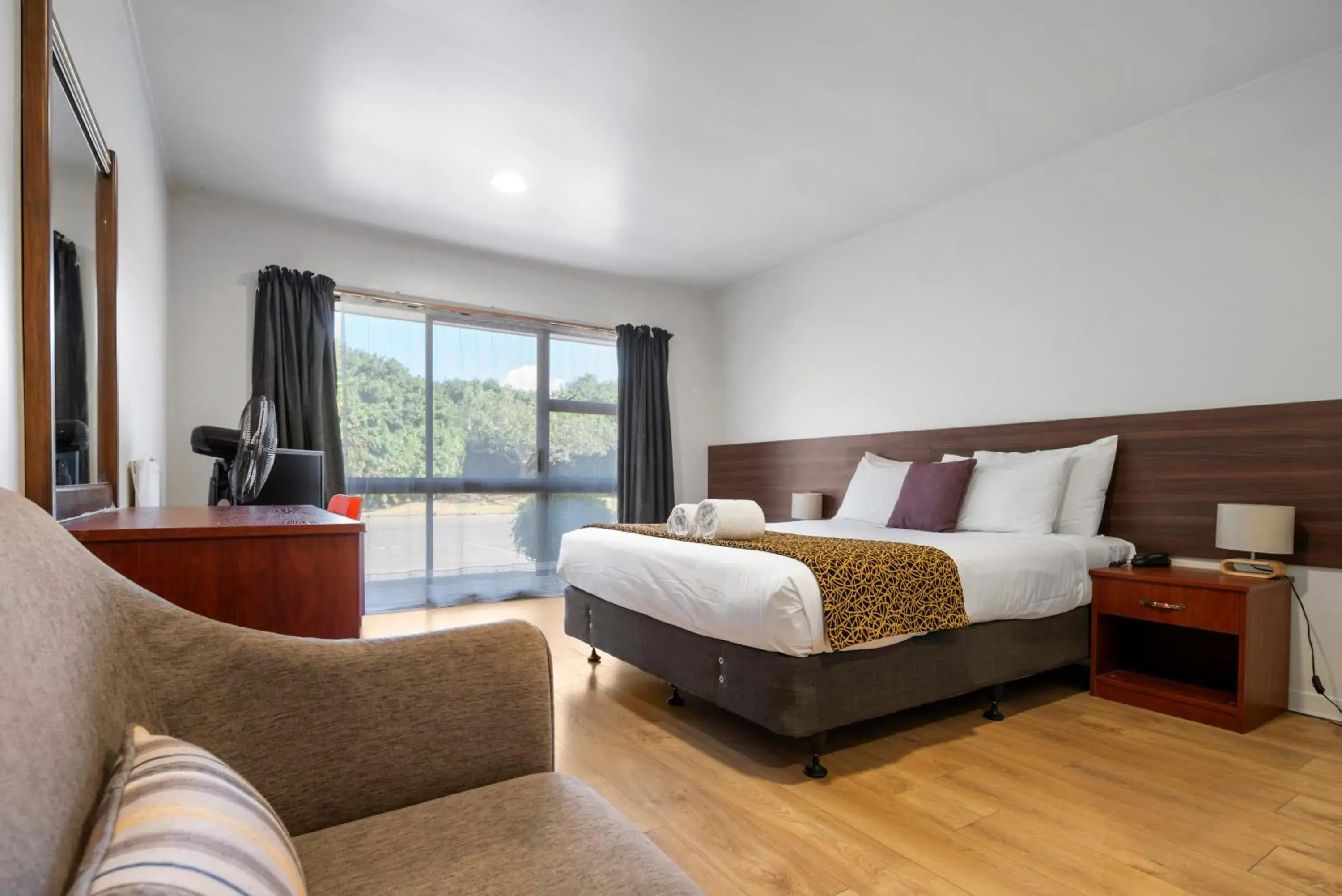 Standard Queen Room in Auckland Airport Easy Hotel Standard Queen Room in Auckland Airport Easy Hotel