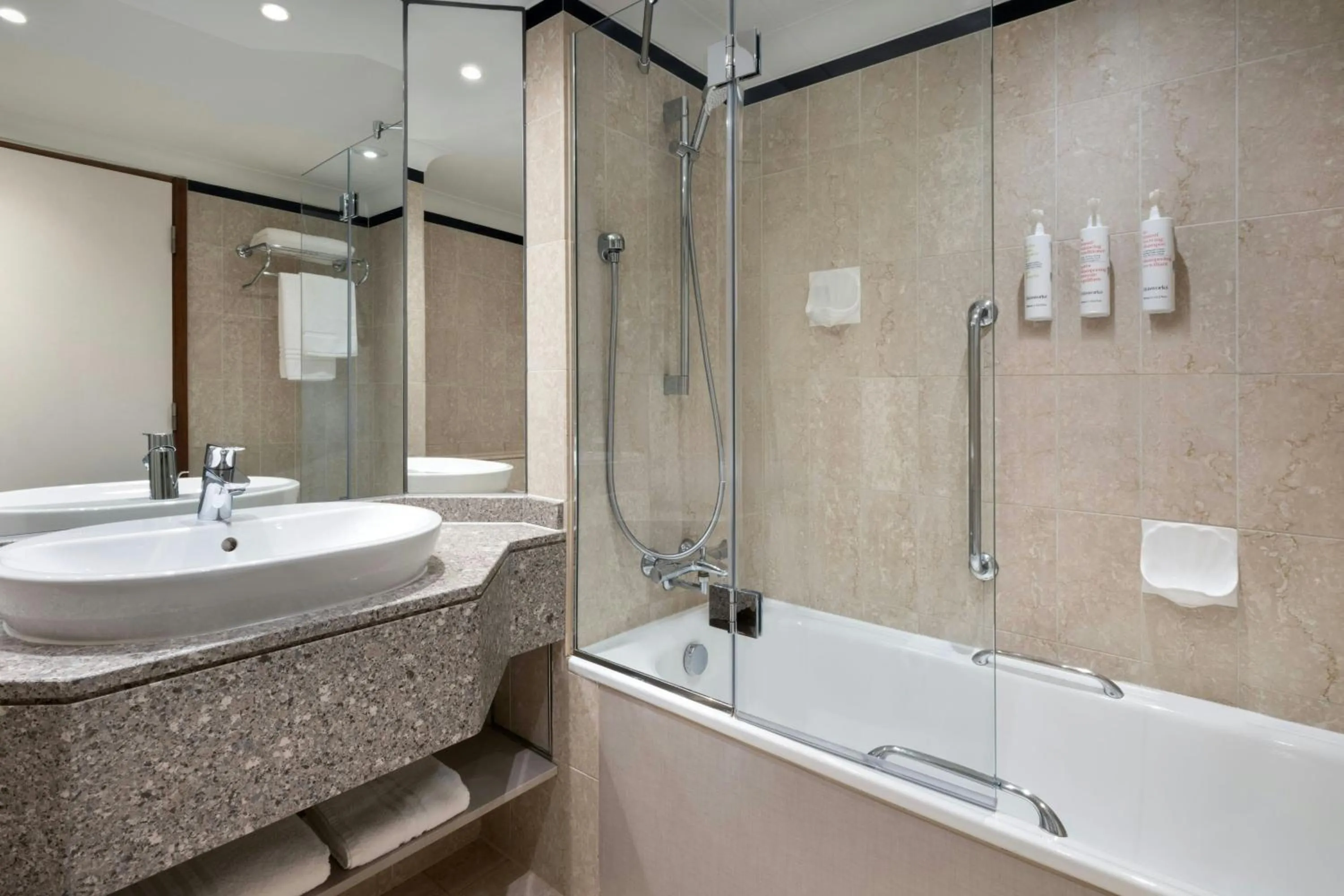 Photo of the whole room in Leeds Marriott Hotel