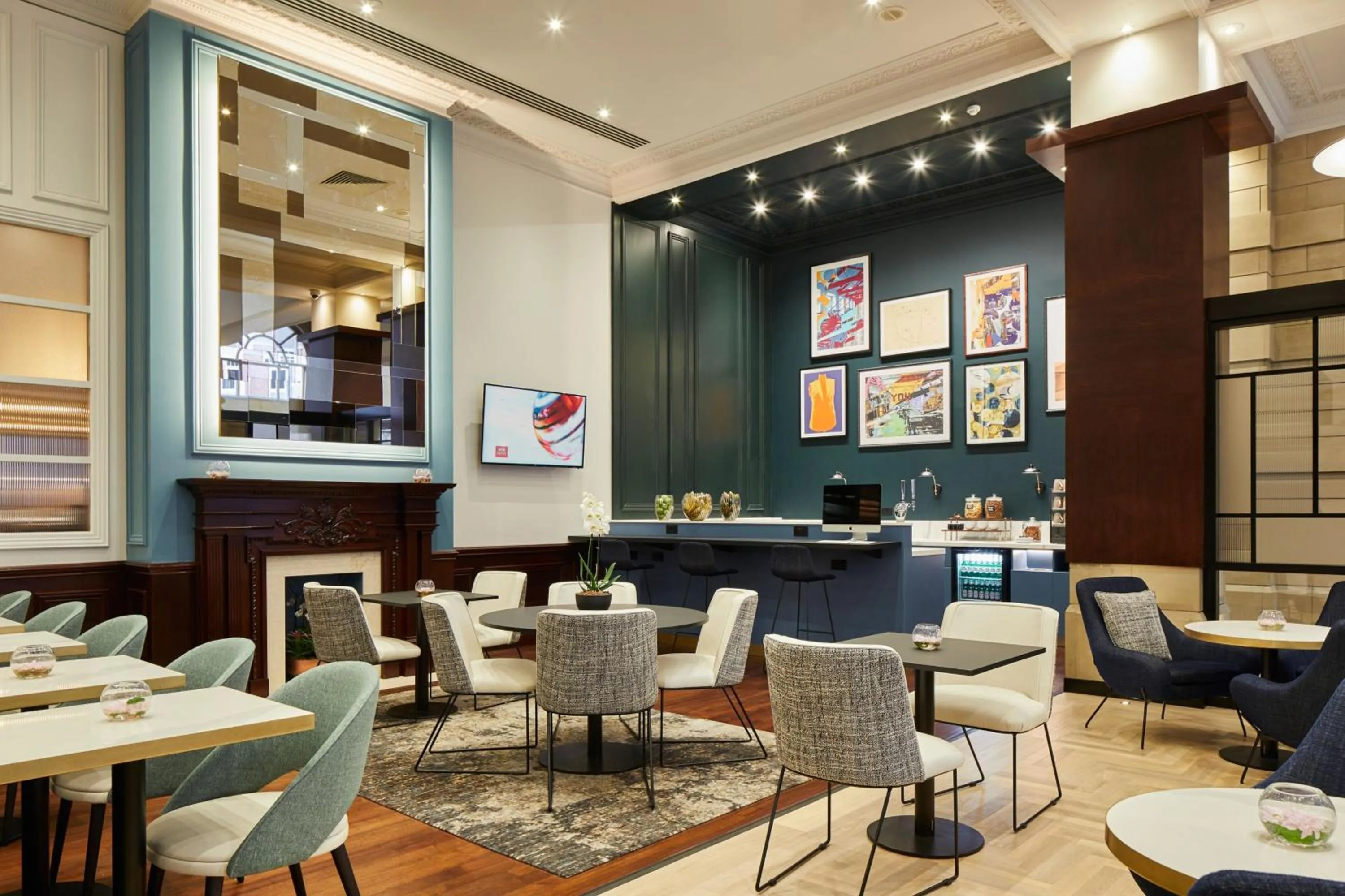 Lounge or bar in Leeds Marriott Hotel