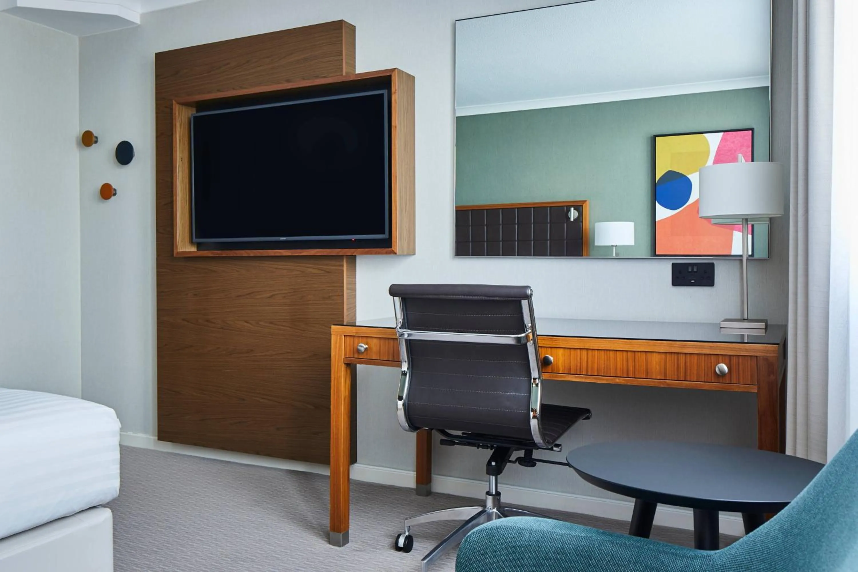 Photo of the whole room, Bed in Leeds Marriott Hotel