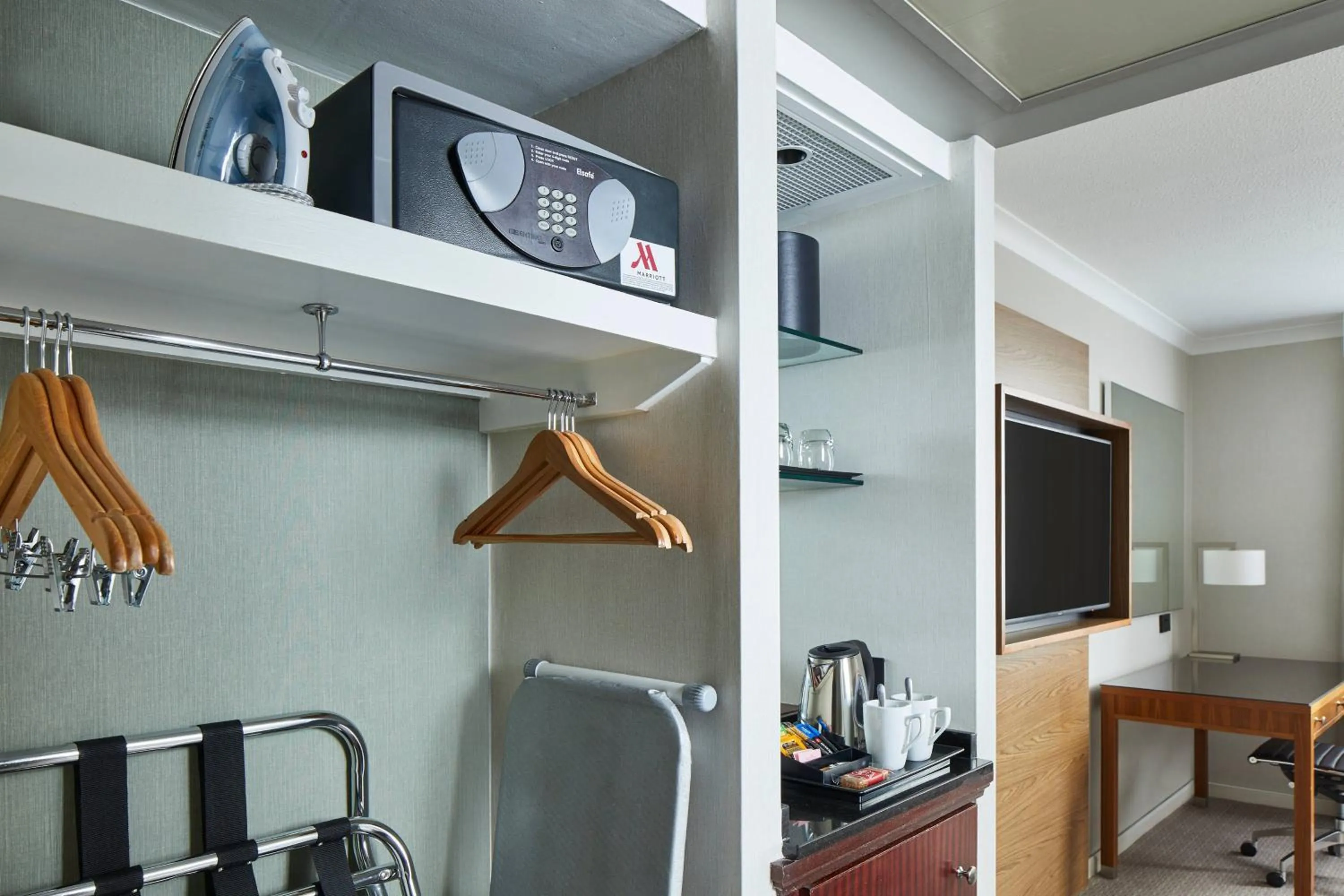 Photo of the whole room in Leeds Marriott Hotel