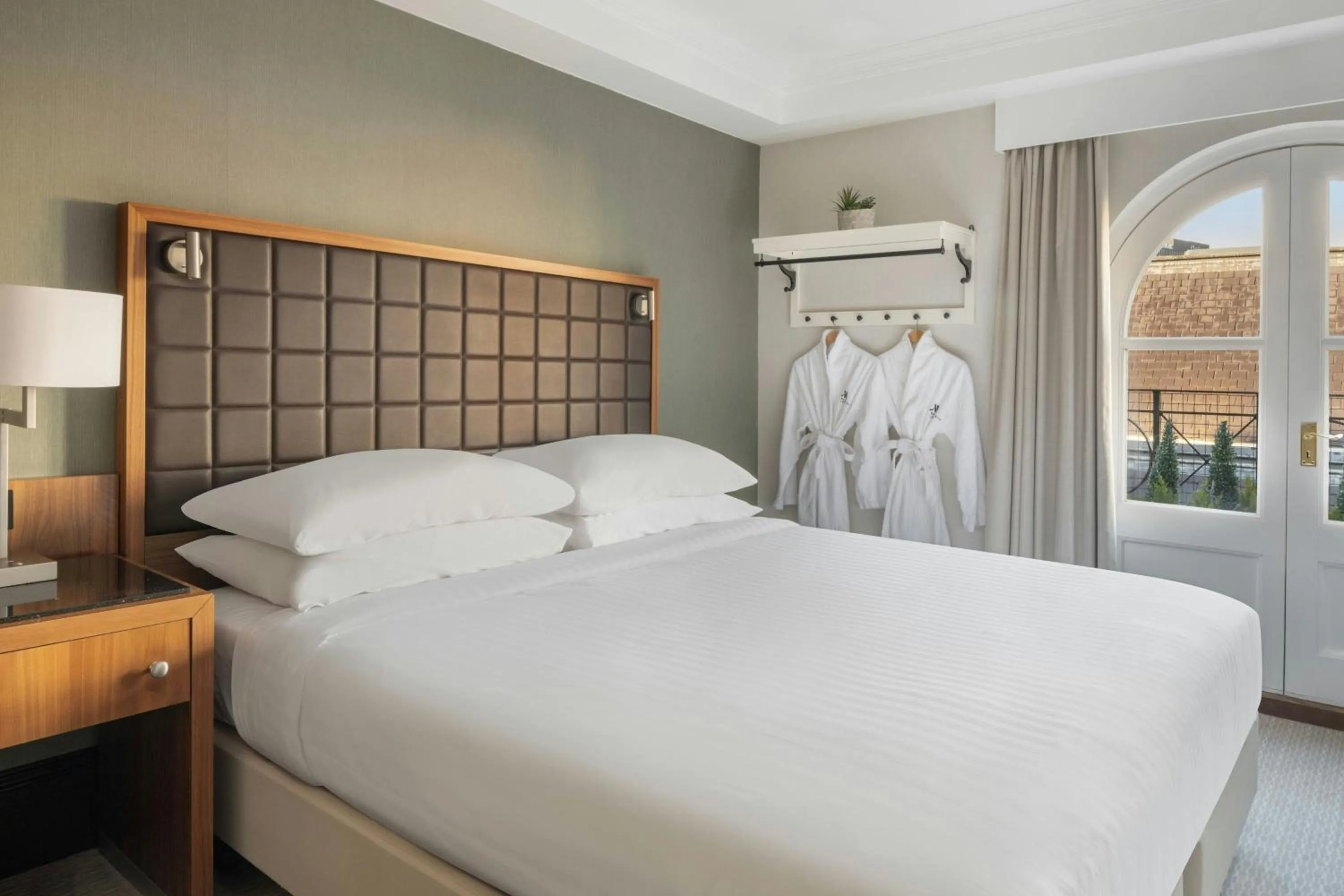 Photo of the whole room, Bed in Leeds Marriott Hotel