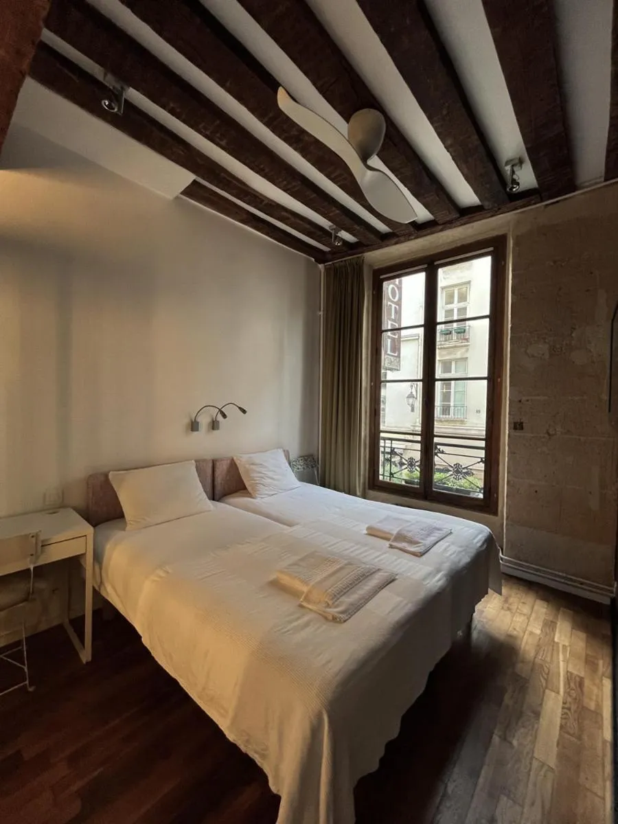 Bed in Boutique Hotel de la Place des Vosges