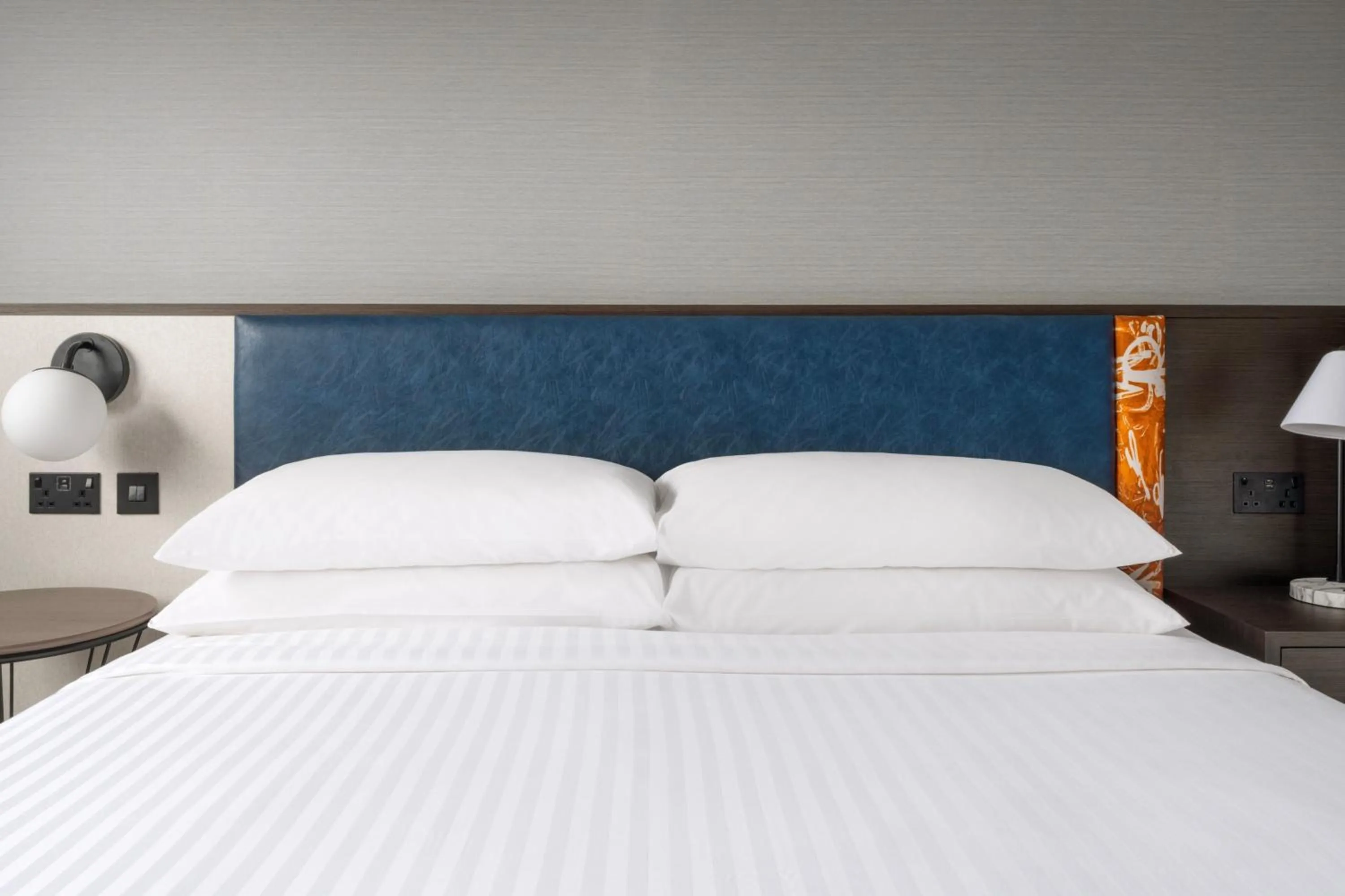 Photo of the whole room, Bed in Glasgow Marriott Hotel