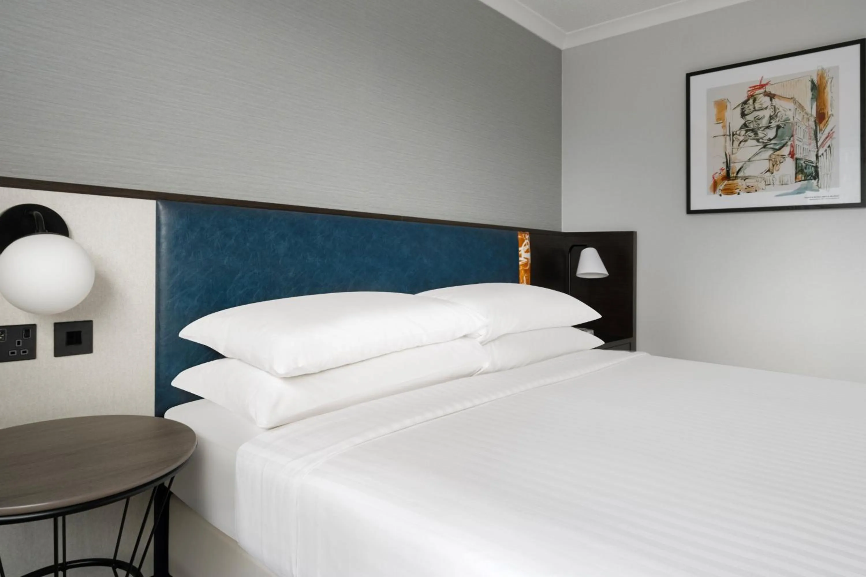 Photo of the whole room, Bed in Glasgow Marriott Hotel