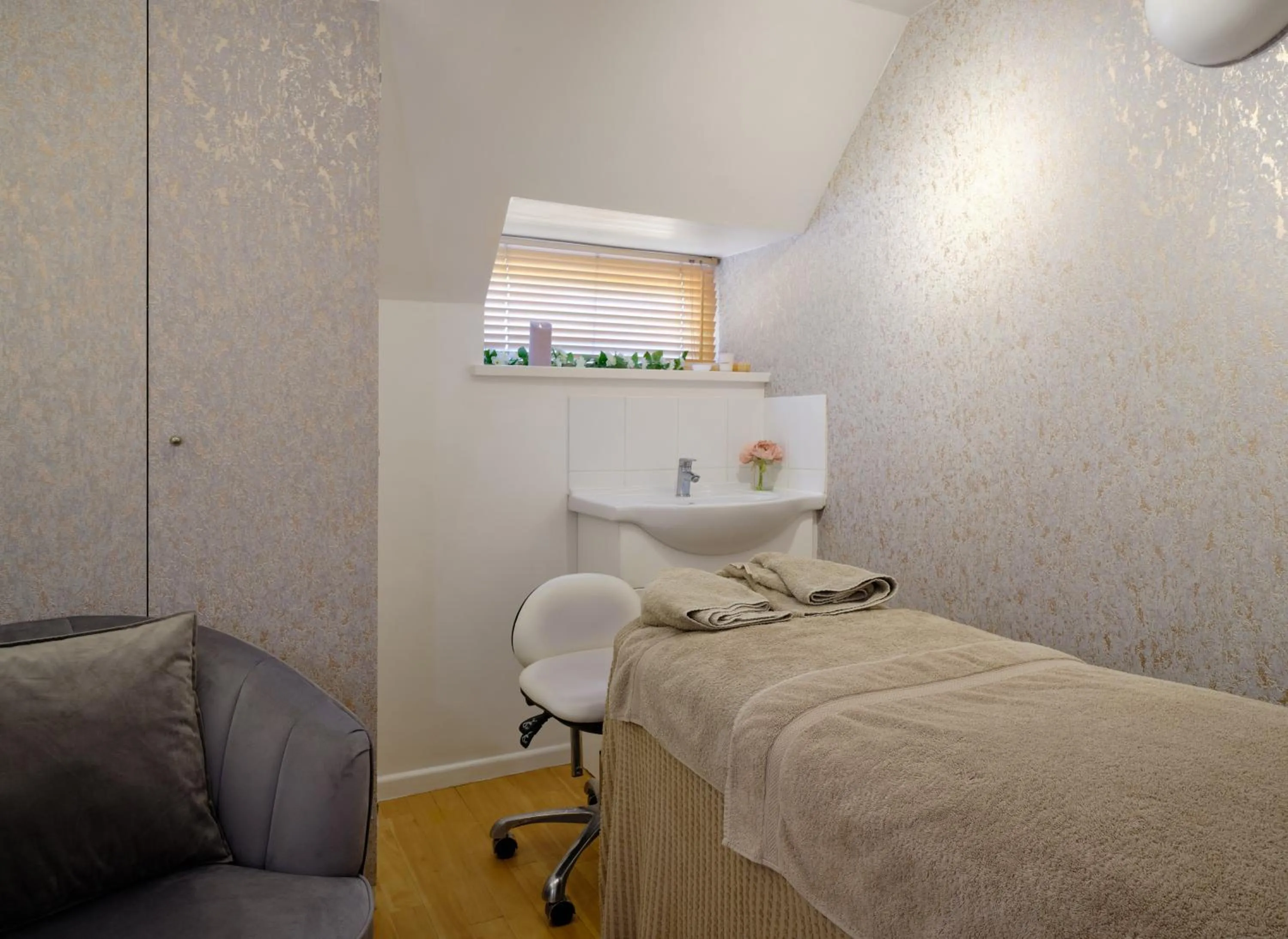 Spa and wellness centre/facilities, Bed in Delta Hotels by Marriott Breadsall Priory Country Club