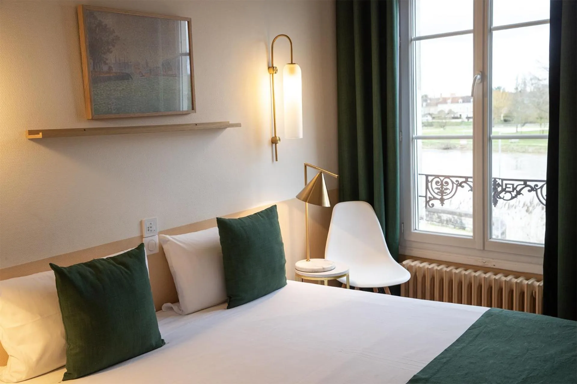 Bed in Grand Hôtel Saint-Aignan